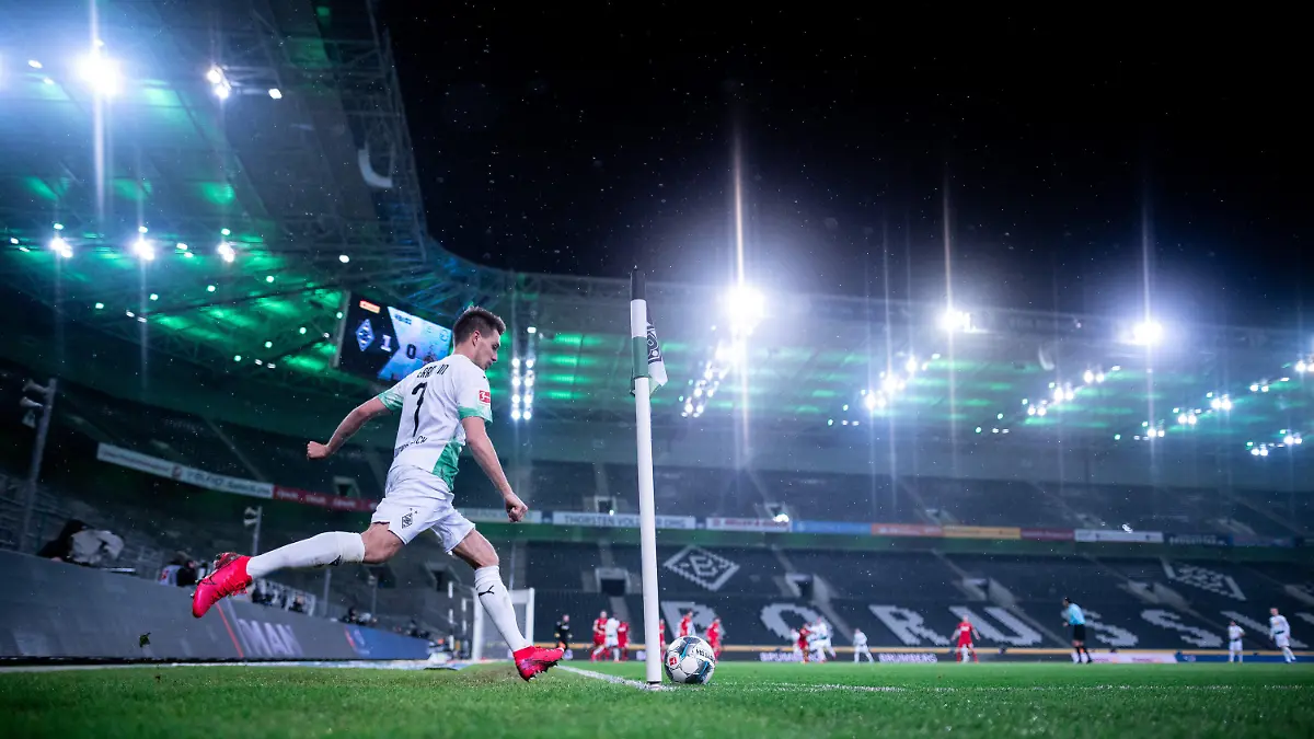 ARCHIV - 11.03.2020, Nordrhein-Westfalen, Mönchengladbach: Fußball: Bundesliga, Borussia Mönchengladbach - 1. FC Köln 21. Spieltag im Borussia Park. Der Mönchengladbacher Patrick Herrmann bei einem Eckstoß. Das Spiel findet wegen des Coronavirus ohne Zuschauer als Geisterspiel statt. Die Vereine trainieren wieder in Kleinstgruppen - und im Mai soll es dann ohne Zuschauer weitergehen. Die DFL plant eifrig für die angedachte Fortsetzung der Bundesliga-Saison. Doch davor gibt es noch zahlreiche Hürden. Foto: Fabian Strauch/dpa +++ dpa-Bildfunk +++