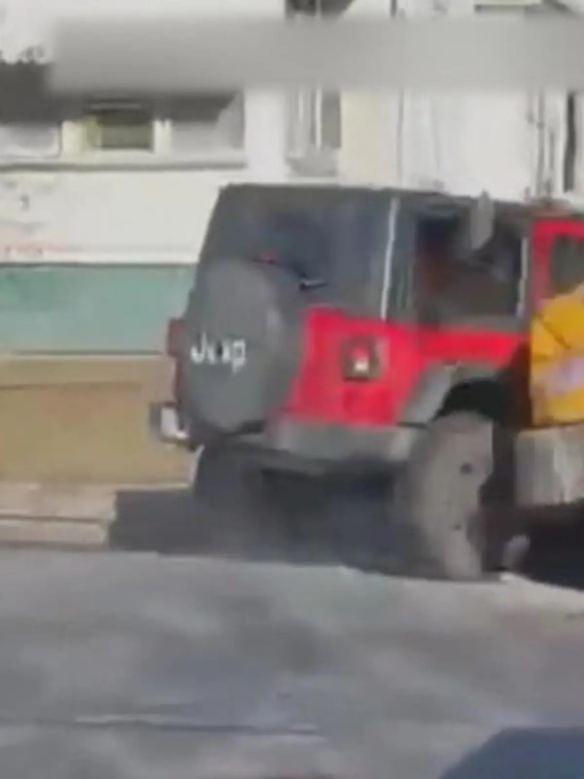 Mit hoher Geschwindigkeit rast dieser Jeep in Rochester über die Kreuzung - und kracht in einen Schulbus mit 17 Kindern. Die Schüler werden nach vorne geschleudert. Der Busfahrer kann den Unfall nicht mehr verhindern