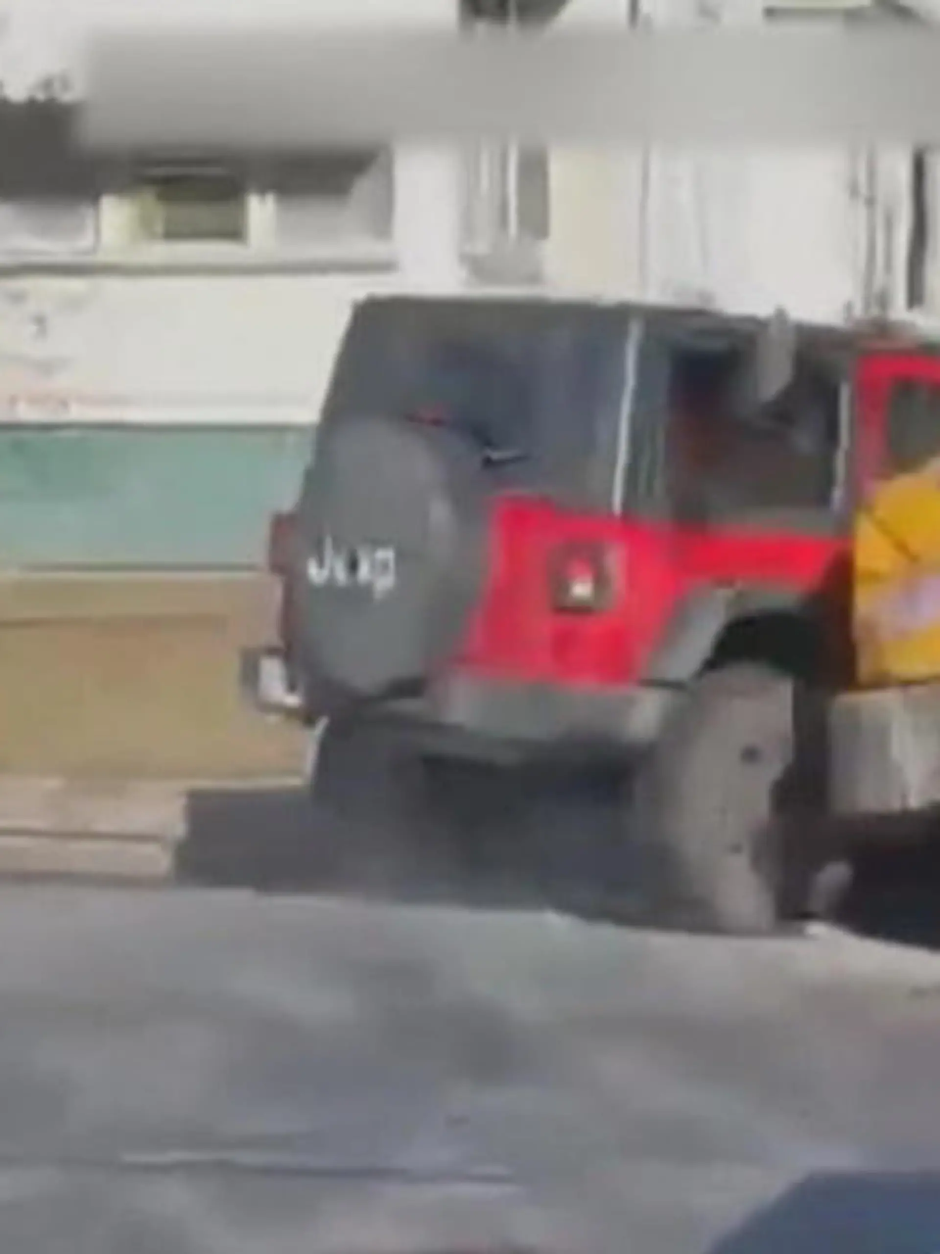 Mit hoher Geschwindigkeit rast dieser Jeep in Rochester über die Kreuzung - und kracht in einen Schulbus mit 17 Kindern. Die Schüler werden nach vorne geschleudert. Der Busfahrer kann den Unfall nicht mehr verhindern