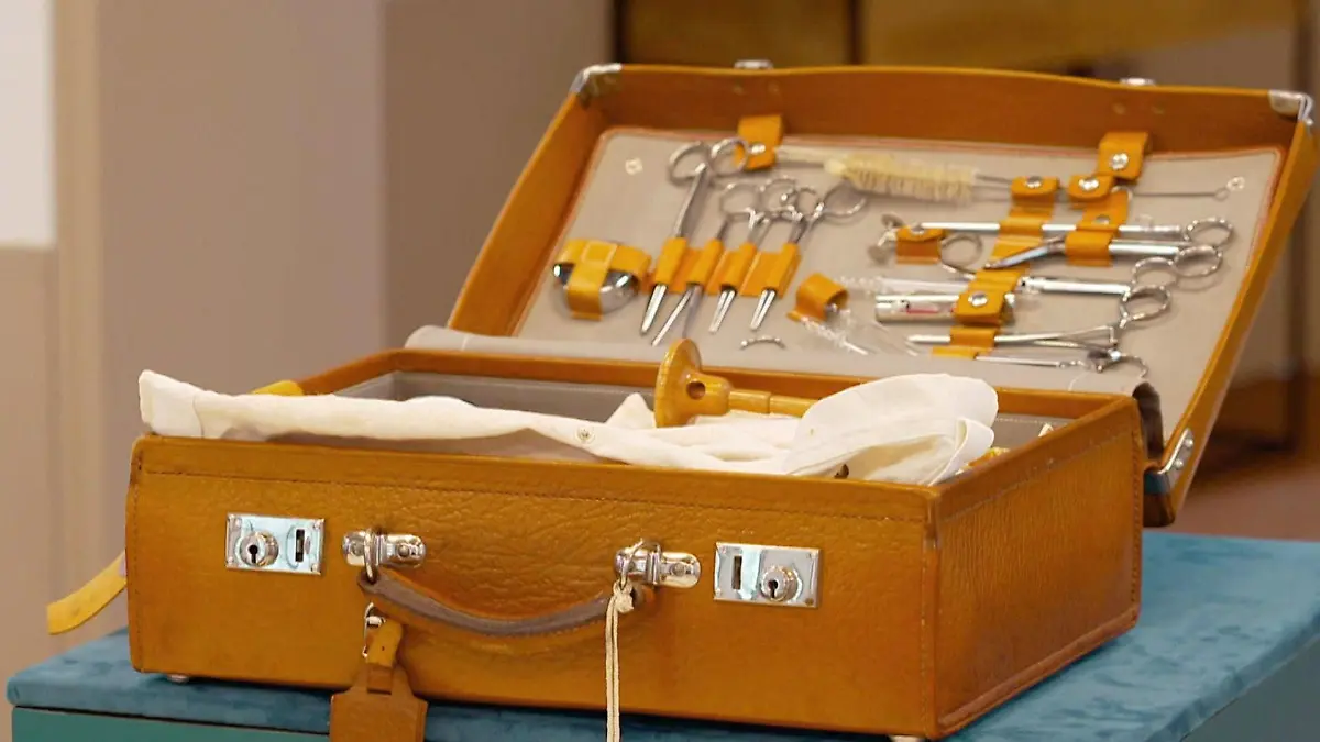 Hebammenkoffer / Nymphenburg Figur / Goldring