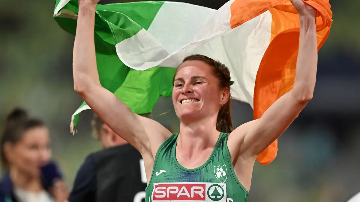 Ciara Mageean feiert ihre Silbermedaille bei den Europameisterschaften 2022.