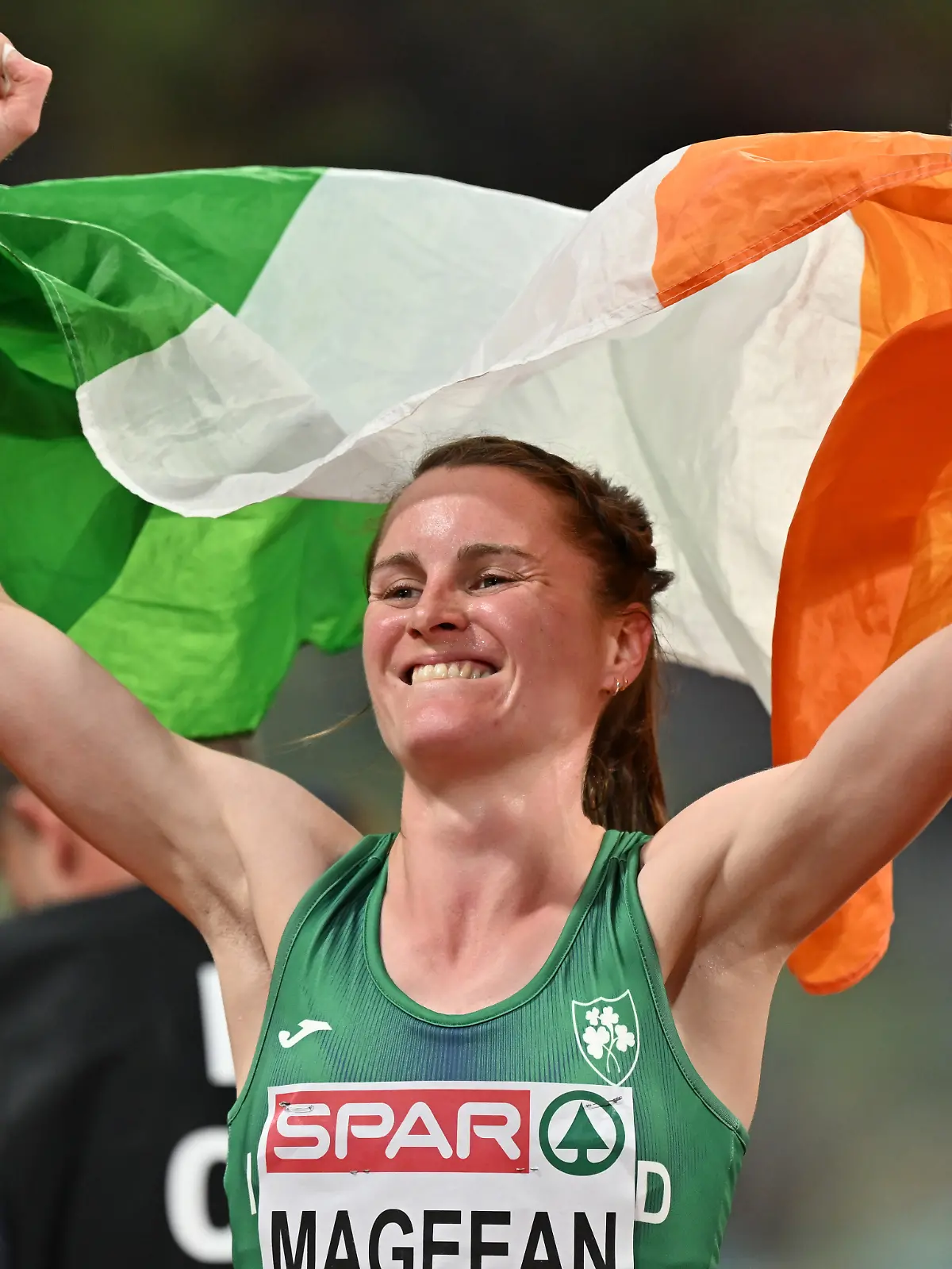 Ciara Mageean feiert ihre Silbermedaille bei den Europameisterschaften 2022. 