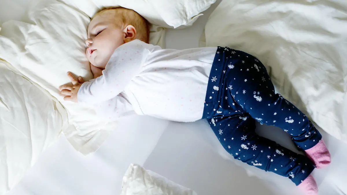 Baby schläft in Bauchlage