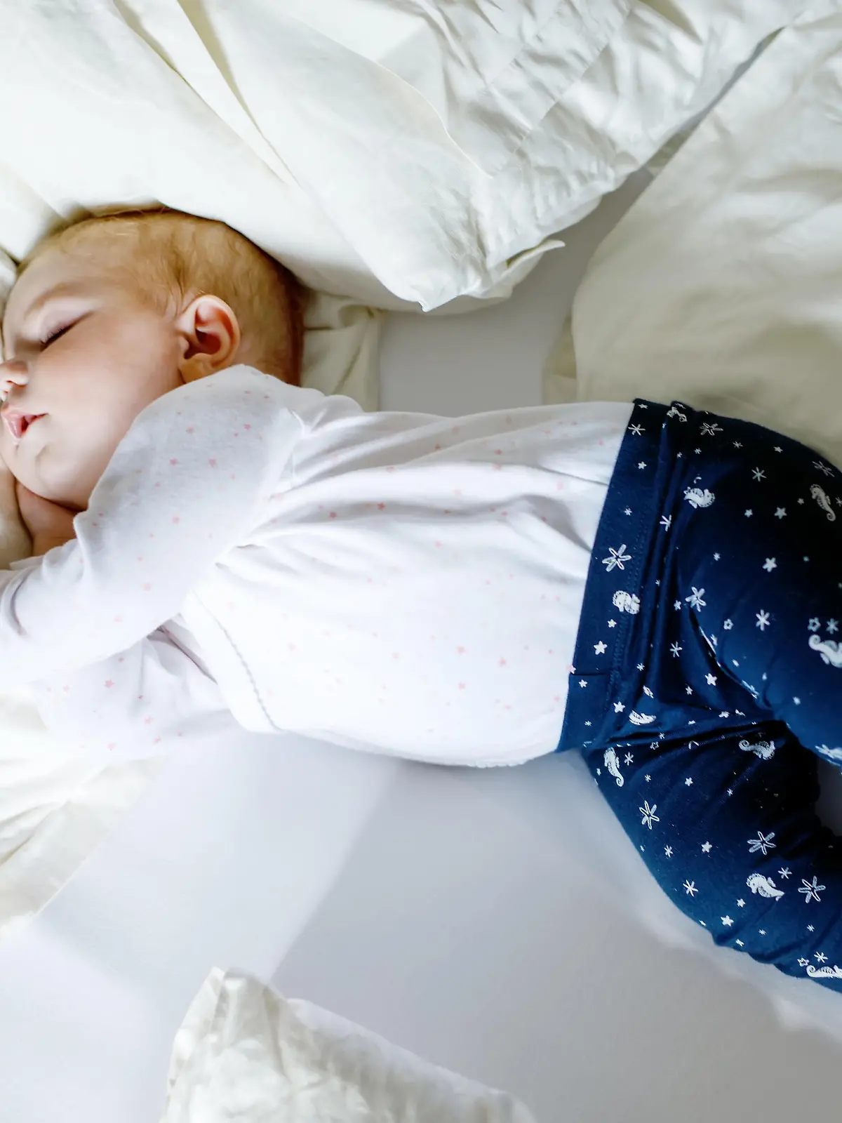 Baby schläft in Bauchlage