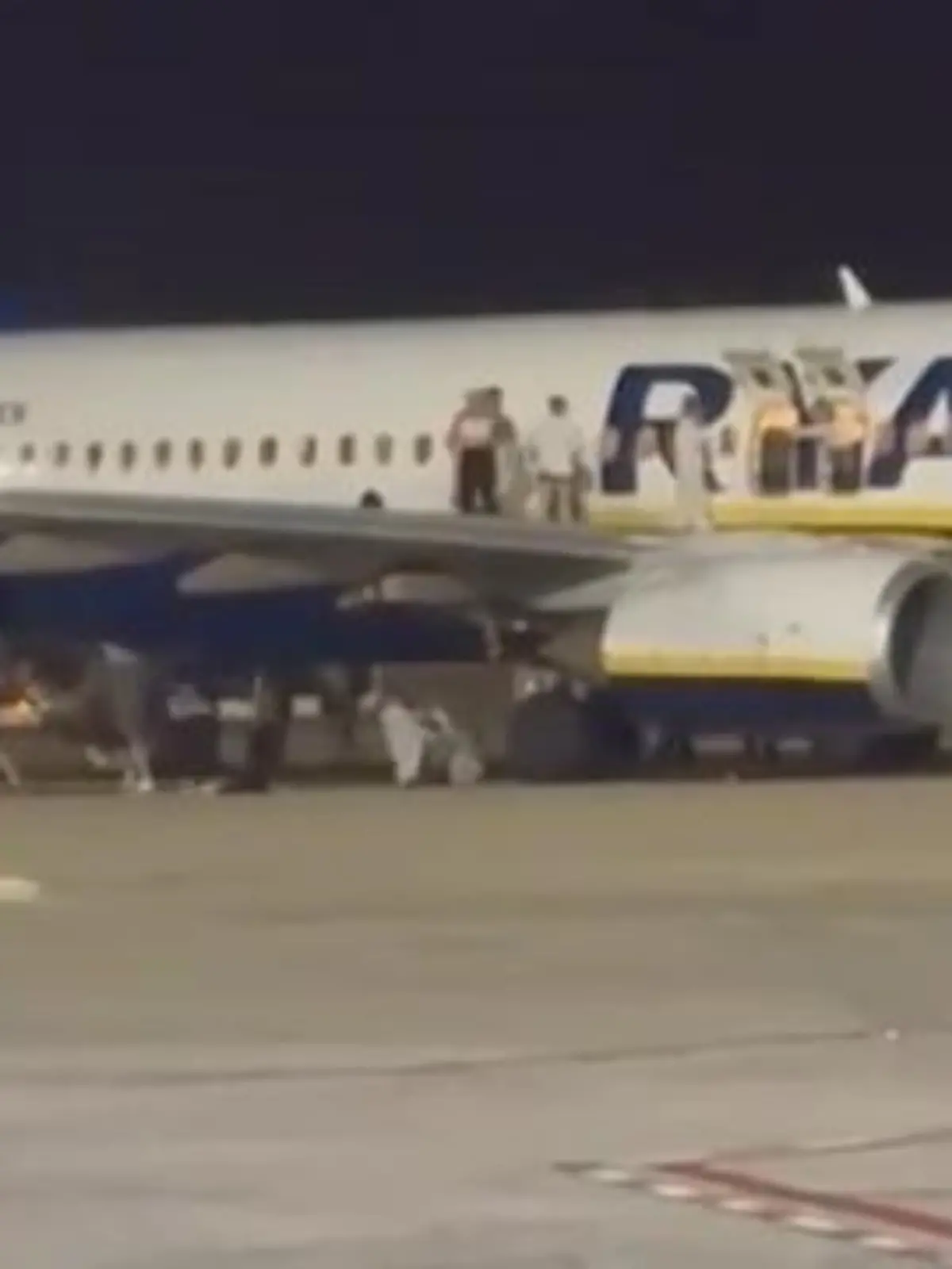 Bild zu: "18 Verletzte nach Feuer-Fehlalarm in Ryanair-Maschine"