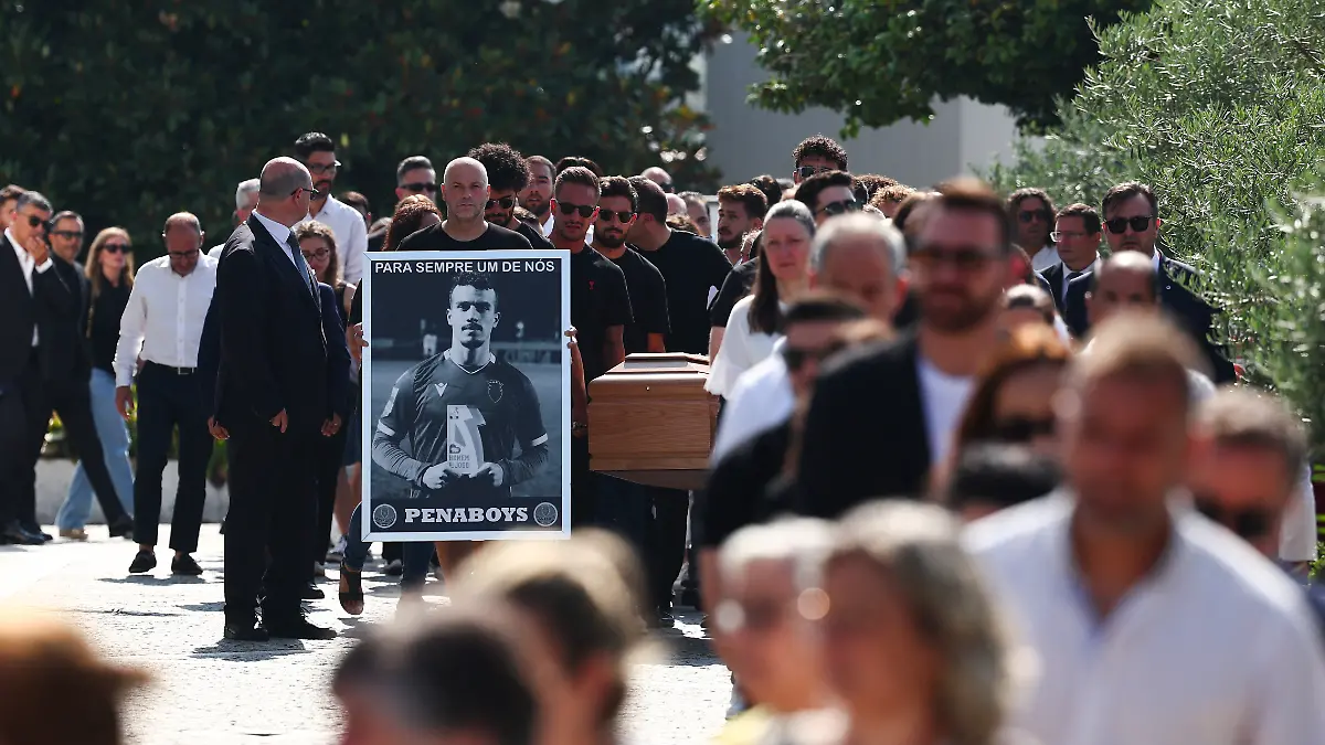 Sargträger bringen den Leichnam Diogo Jotas zur Beerdigungszeremonie in die Kirche