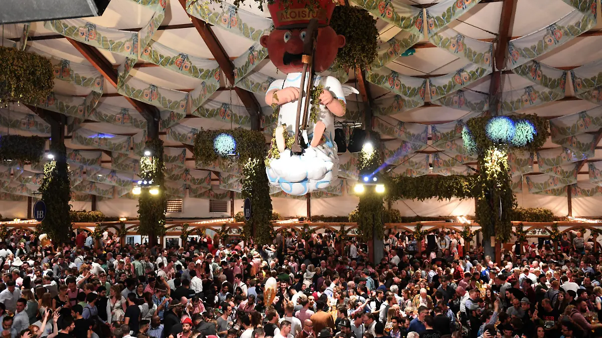 ARCHIV - 25.09.2019, Bayern, München: Oktoberfest 2019 - Die Figur des Engel Aloisius hängt an der Decke des Hofbräuzelt. Bayerns Ministerpräsident M. Söder (CSU) sieht wegen der Corona-Pandemie das Oktoberfest in diesem Jahr in akuter Gefahr. (zu dpa "Söder kann sich wegen Corona ein Oktoberfest 2020 «kaum vorstellen») Foto: Felix Hörhager/dpa +++ dpa-Bildfunk +++