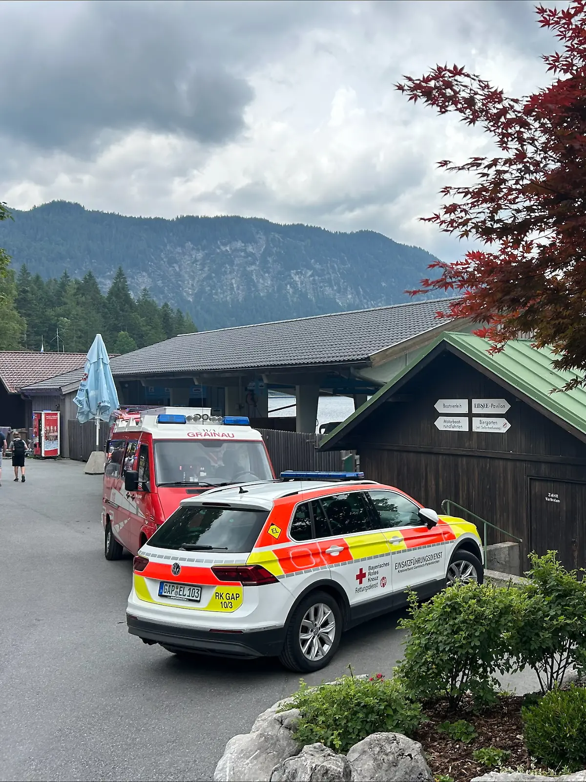 Bild zu: "Suche nach vermisstem Vater (33) und Sohn (6) im Eibsee geht weiter "