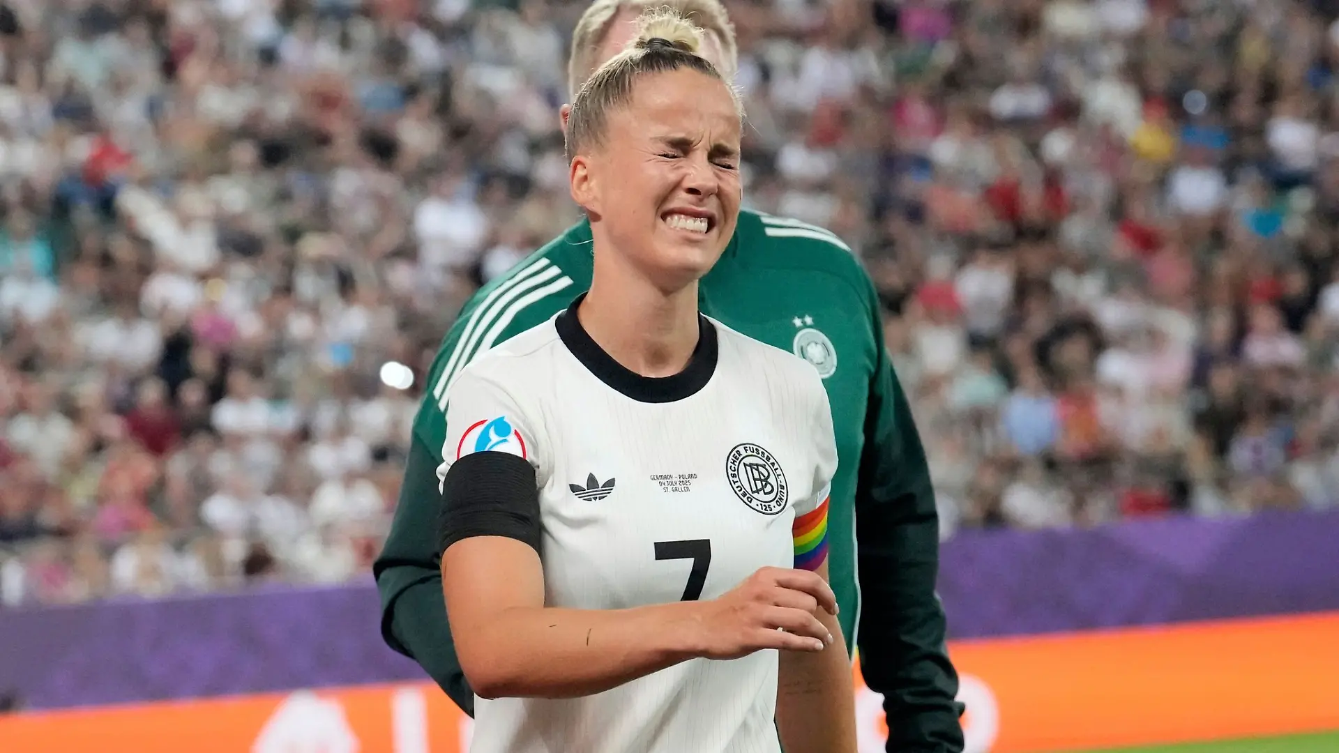 Giulia Gwinn hat sich beim EM-Auftakt schwer verletzt.