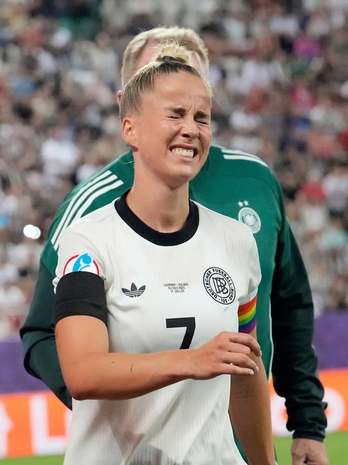 Bild zu: "Nächste Tränen-Nachricht! DFB-Kapitänin Gwinn fällt für EM aus!"
