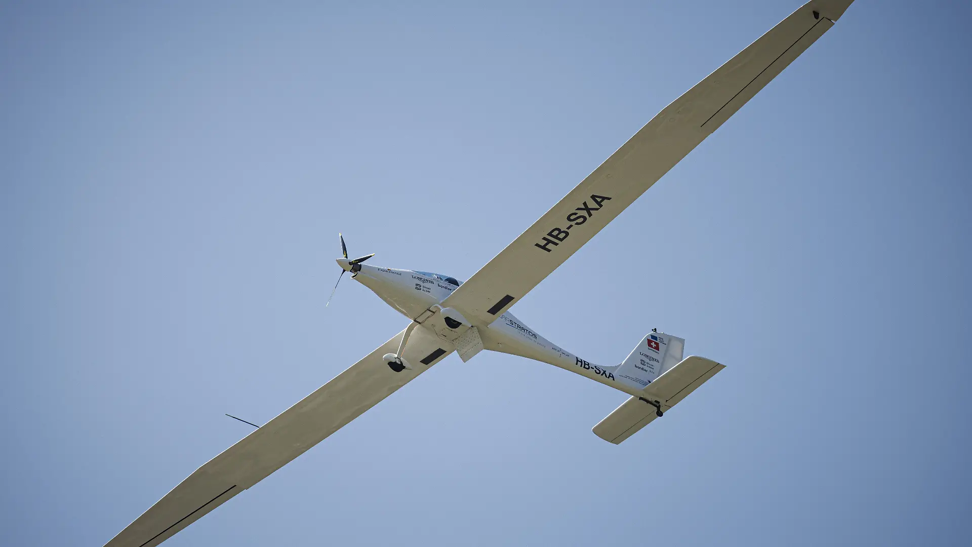 SolarStratos, a solar powered aircraft prototype, flown by Swiss adventurer Raphael Domjan prepares to land in Sion, Switzerland, where they will establish their new base, Thursday, July 18, 2024. Over the summer the team will try to reach an altitude of 10’000m, a world premiere, before reaching for their ultimate goal: the stratosphere. (KEYSTONE/Valentin Flauraud)