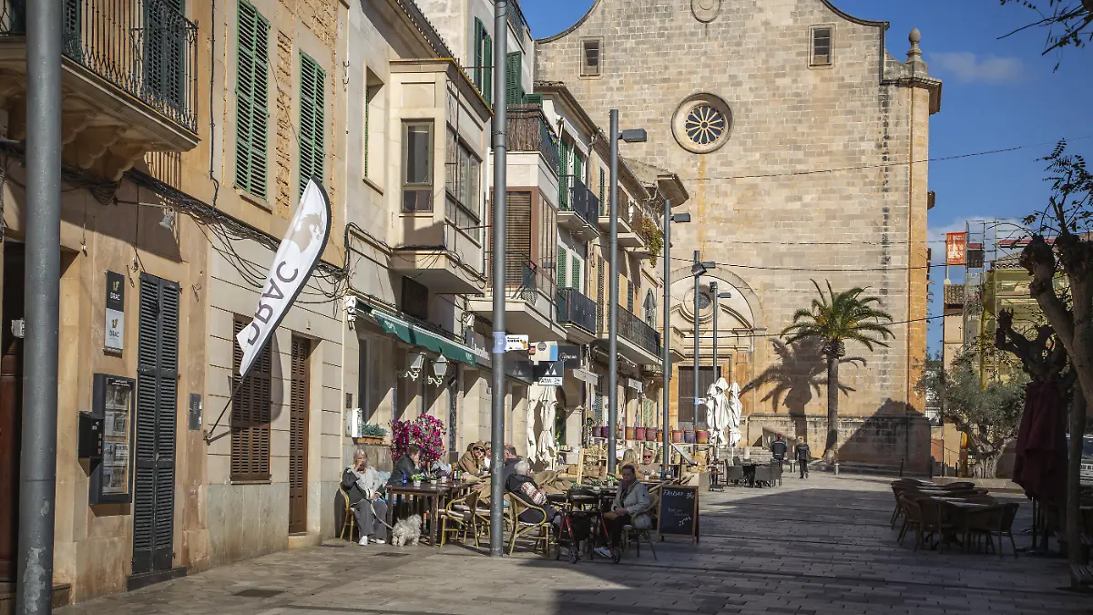 Altstadt mit Cafés und Kirche Sant Andreu, Santanyi, Mallorca, Spanien, Europa