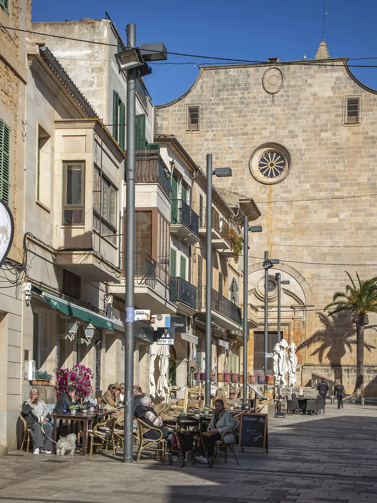 Altstadt mit Cafés und Kirche Sant Andreu, Santanyi, Mallorca, Spanien, Europa