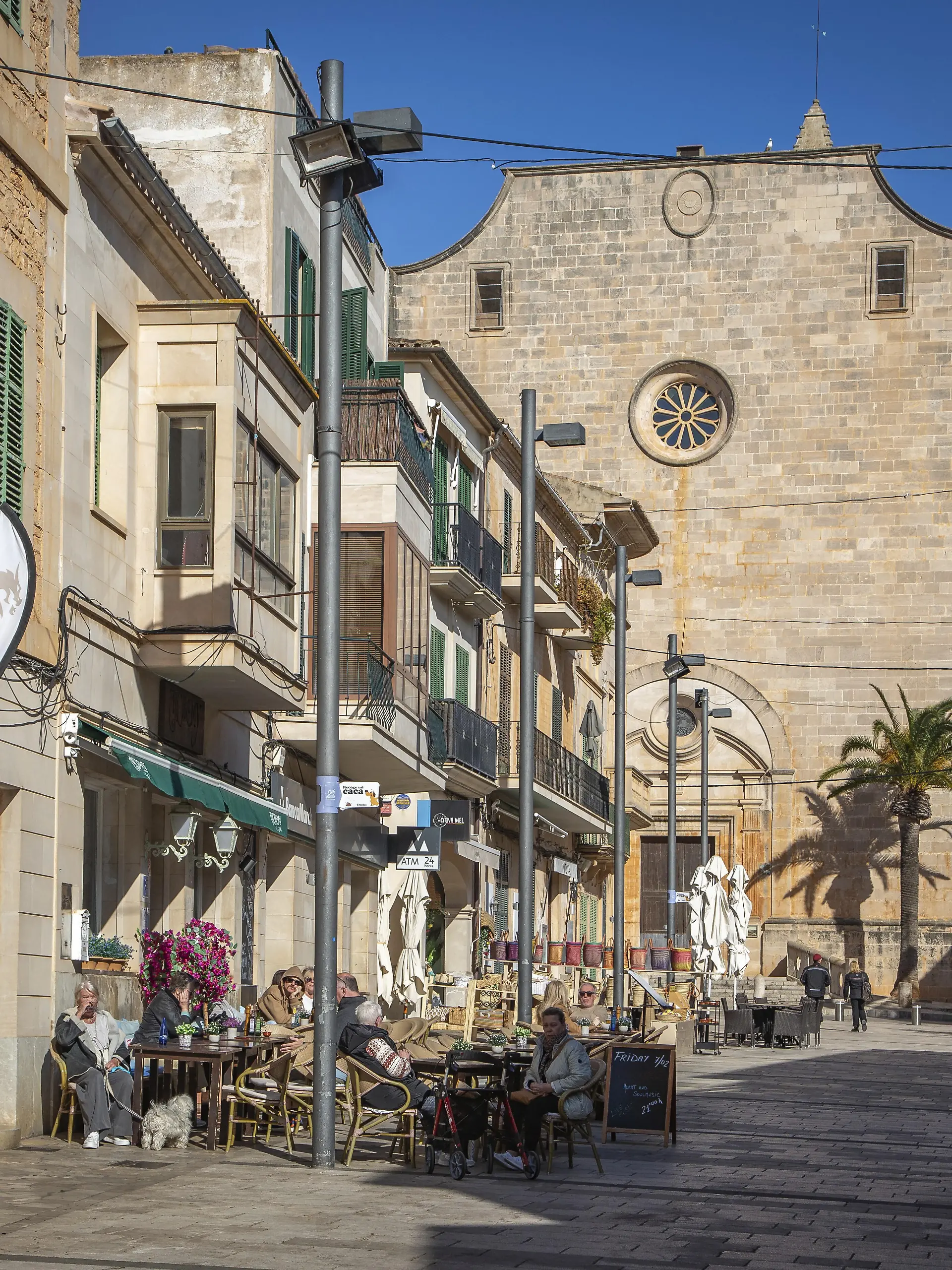 Altstadt mit Cafés und Kirche Sant Andreu, Santanyi, Mallorca, Spanien, Europa