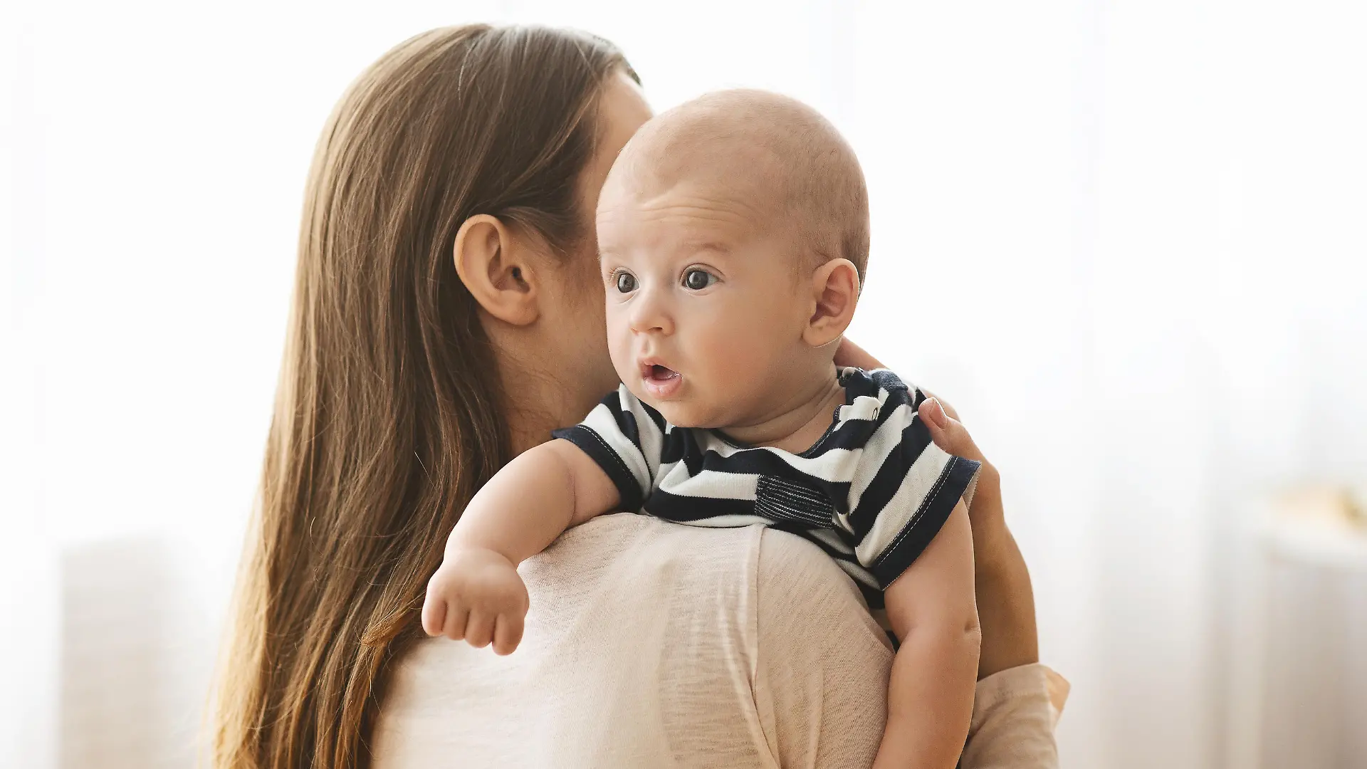 Baby mit Schluckauf wird von Mutter beruhigt