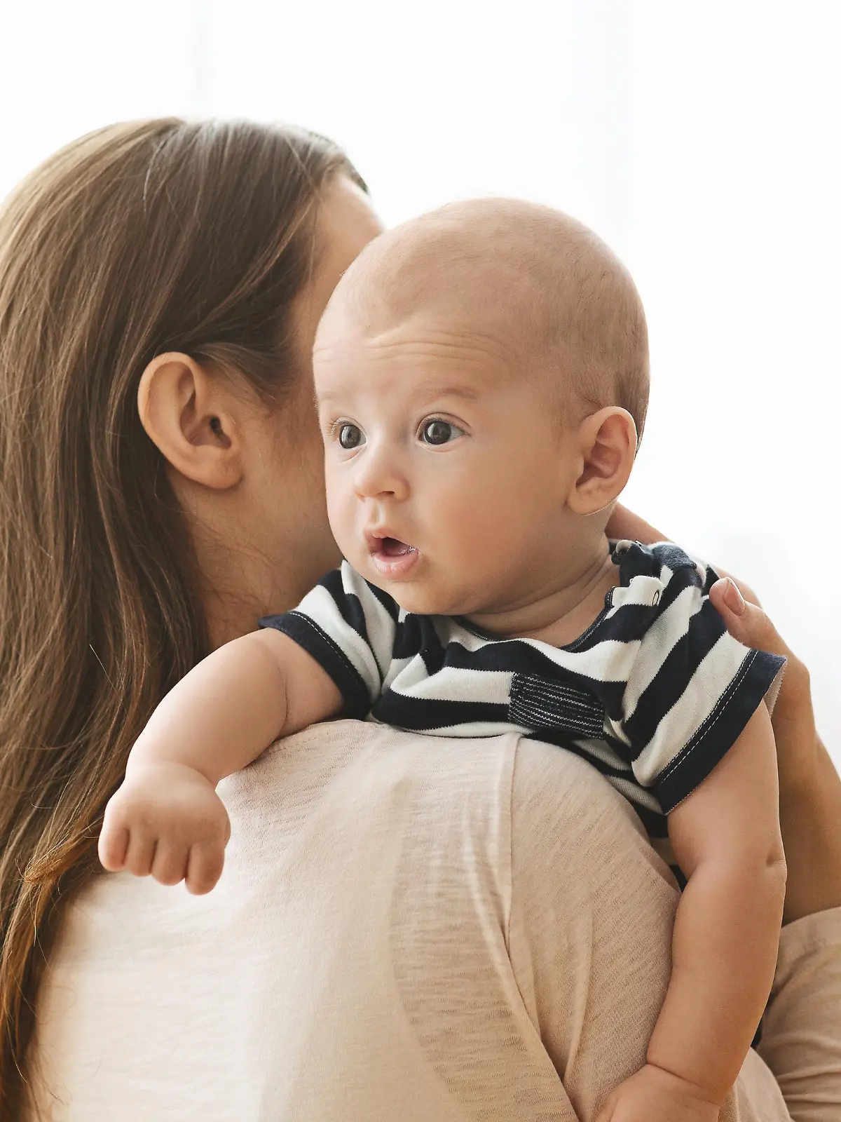 Baby mit Schluckauf wird von Mutter beruhigt