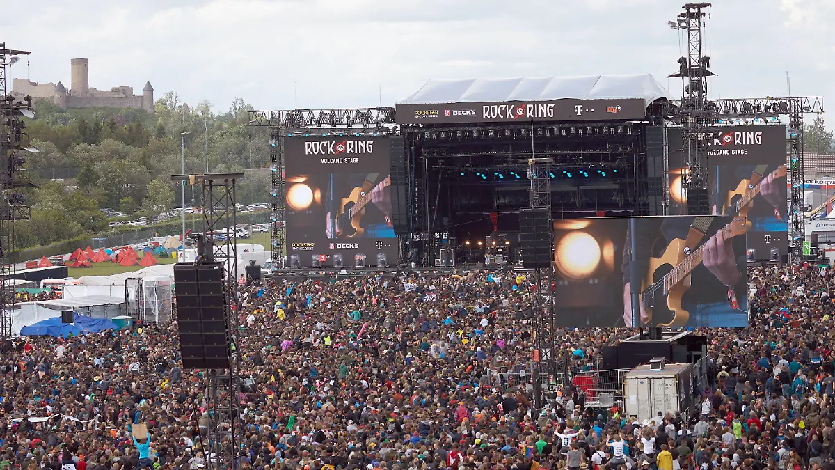 ARCHIV - 08.06.2019, Rheinland-Pfalz, Nürburg: Rockfans drängen sich während des Auftritts der Band "Feine Sahne Fischfilet" vor der Hauptbühne des Open-Air-Festivals "Rock am Ring". (zu dpa: "Das Jahr der Absagen in der Kultur") Foto: Thomas Frey/dpa +++ dpa-Bildfunk +++