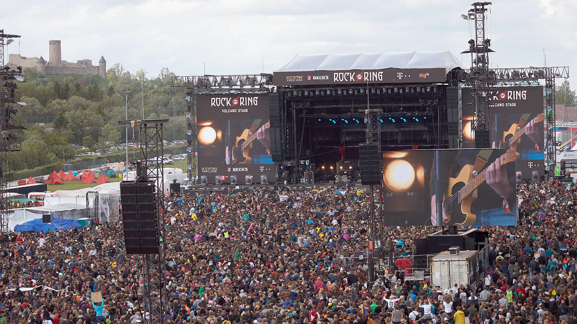 ARCHIV - 08.06.2019, Rheinland-Pfalz, Nürburg: Rockfans drängen sich während des Auftritts der Band "Feine Sahne Fischfilet" vor der Hauptbühne des Open-Air-Festivals "Rock am Ring". (zu dpa: "Das Jahr der Absagen in der Kultur") Foto: Thomas Frey/dpa +++ dpa-Bildfunk +++