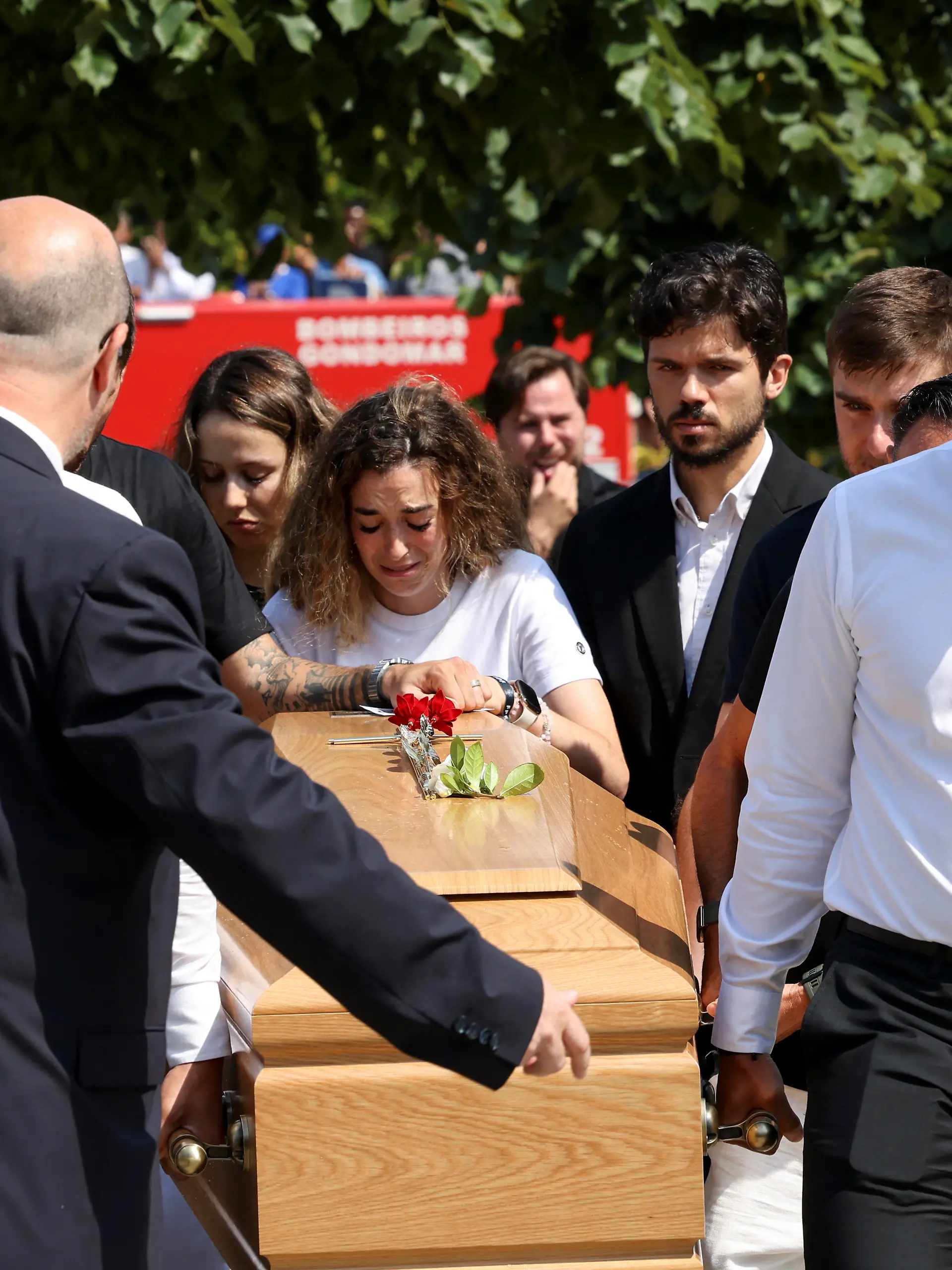 Diogo Jotas (†28) Witwe Rute Cardoso am Sarg ihres verstorbenen Mannes