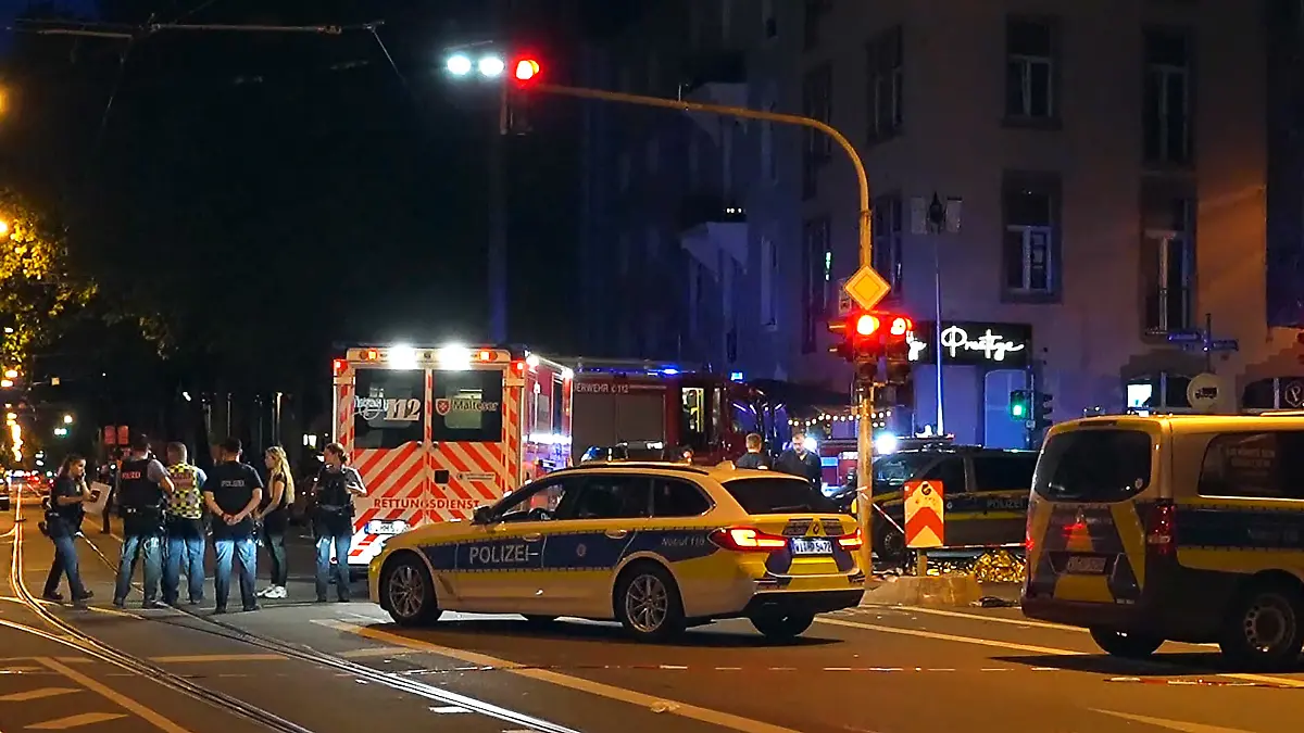 Nächtlicher Großeinsatz: Einsatzkräfte der Polizei und des Rettungsdienstes stehen am Unfallort im Stadtteil Gallus.