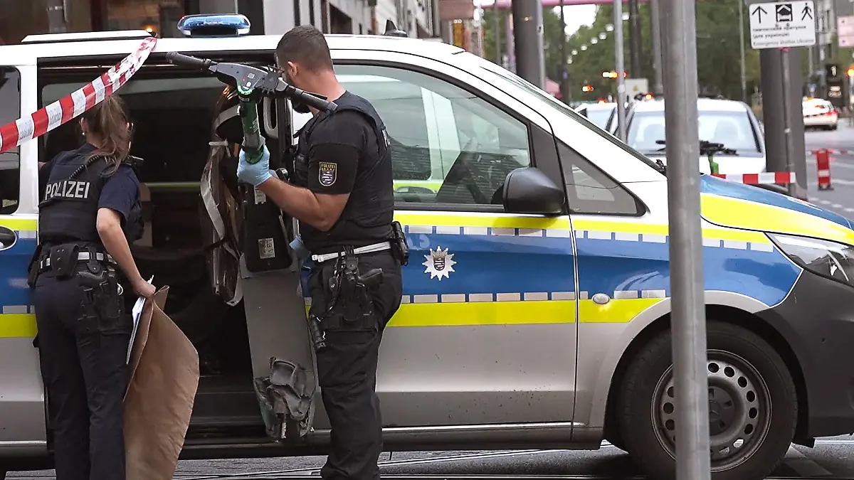 Die beiden 23-Jährigen waren laut Polizei zu zweit auf einem der Roller auf einem Fahrradweg unterwegs.