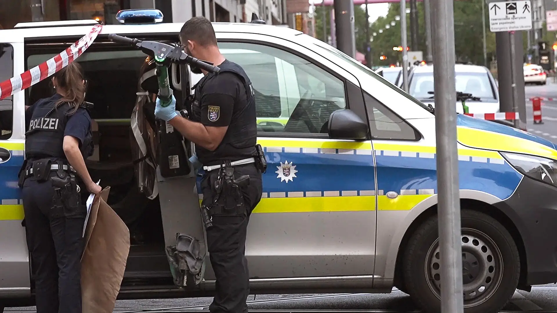 Die beiden 23-Jährigen waren laut Polizei zu zweit auf einem der Roller auf einem Fahrradweg unterwegs.