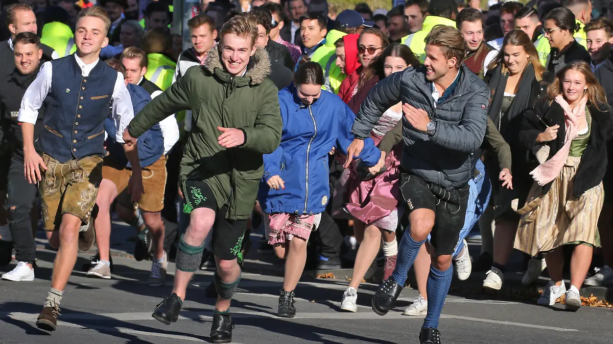 21.09.2019, Bayern, München: Auftakt zum Oktoberfest. Oktoberfestbesucher stürmen nach der Eröffnung auf die Wiesn. Das größte Volksfest der Welt dauert bis zum 6. Oktober. Foto: Karl-Josef Hildenbrand/dpa +++ dpa-Bildfunk +++