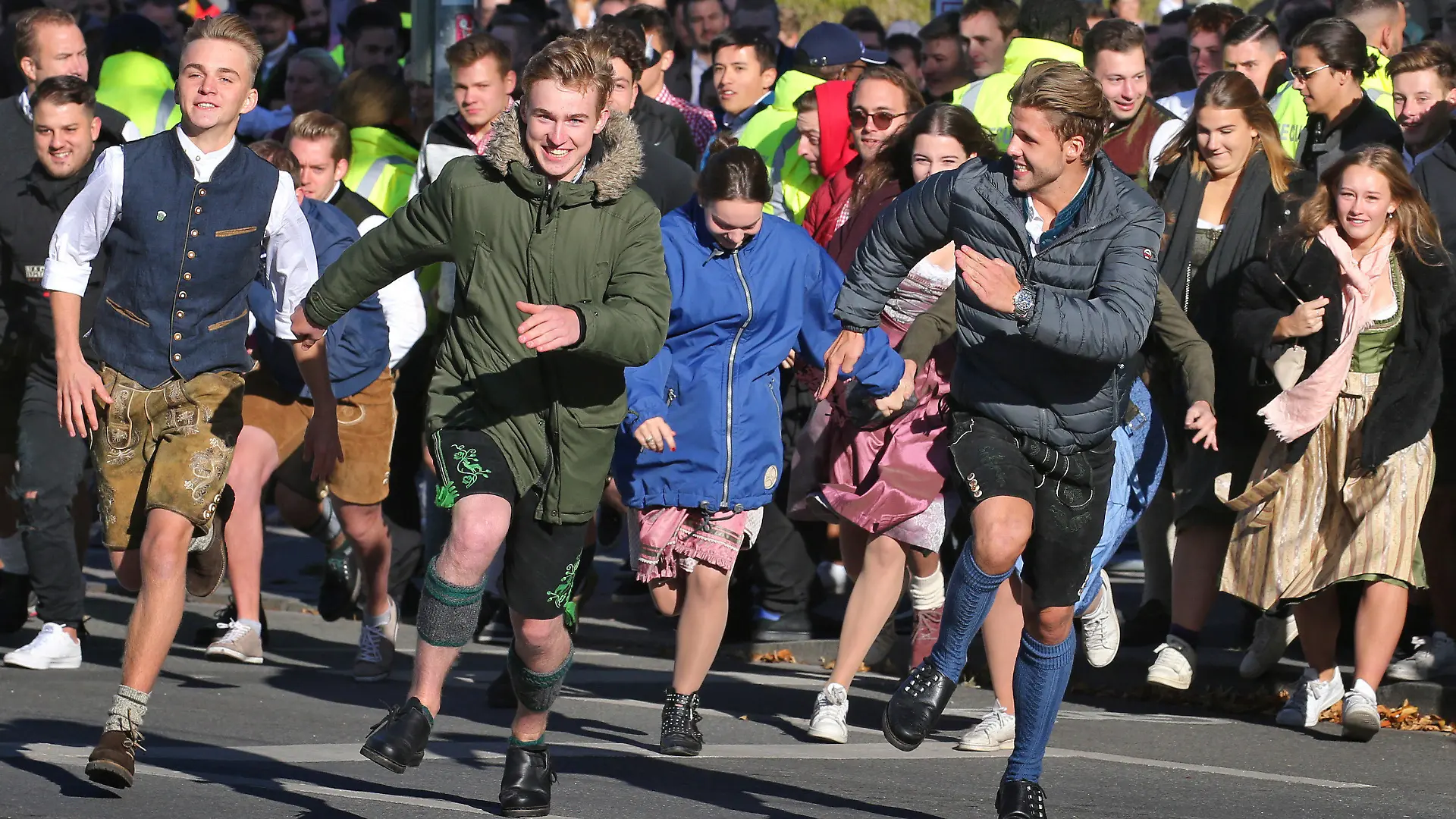 21.09.2019, Bayern, München: Auftakt zum Oktoberfest. Oktoberfestbesucher stürmen nach der Eröffnung auf die Wiesn. Das größte Volksfest der Welt dauert bis zum 6. Oktober. Foto: Karl-Josef Hildenbrand/dpa +++ dpa-Bildfunk +++