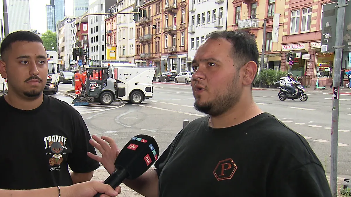 Danial Mashadi und Arton Kastrati schildern Szenen von der Unfalltragödie, die sich direkt vor ihrer Bar abgespielt hat.