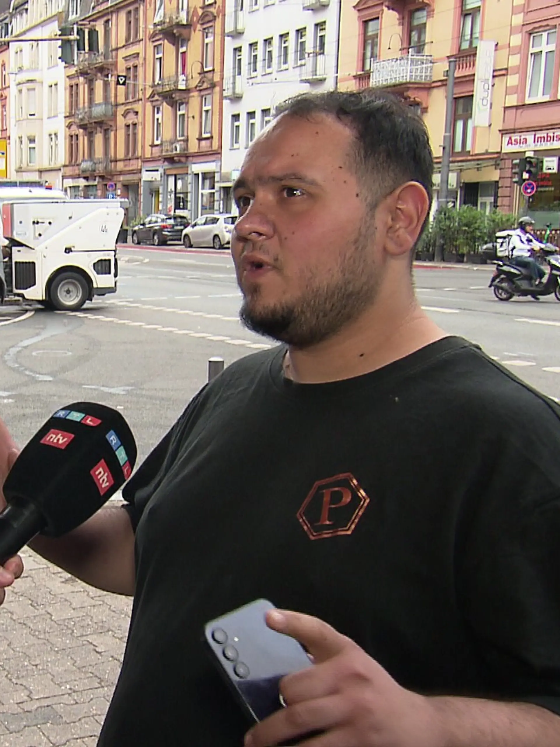 Bild zu: "„Dann habe ich die Leute gesehen, wie die auf dem Boden lagen”"