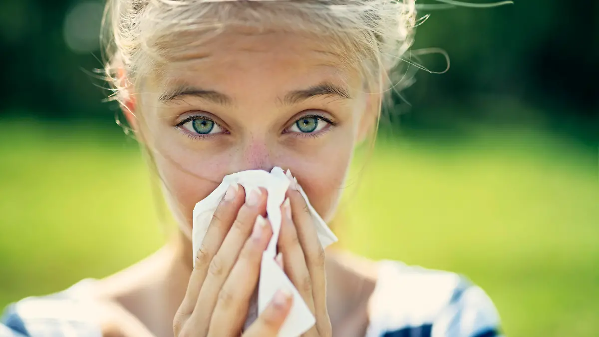 Frau mit Allergie putzt sich die Nase.