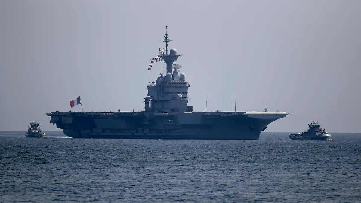 12.04.2020, Frankreich, Toulon: Der französische Flugzeugträger Charles de Gaulle erreicht die Bucht von Toulon. Das Verteidigungsministerium teilte in einer Erklärung mit, dass rund 40 Seeleute Symptome des neuartigen Coronavirus zeigten. Foto: Daniel Cole/AP/dpa +++ dpa-Bildfunk +++