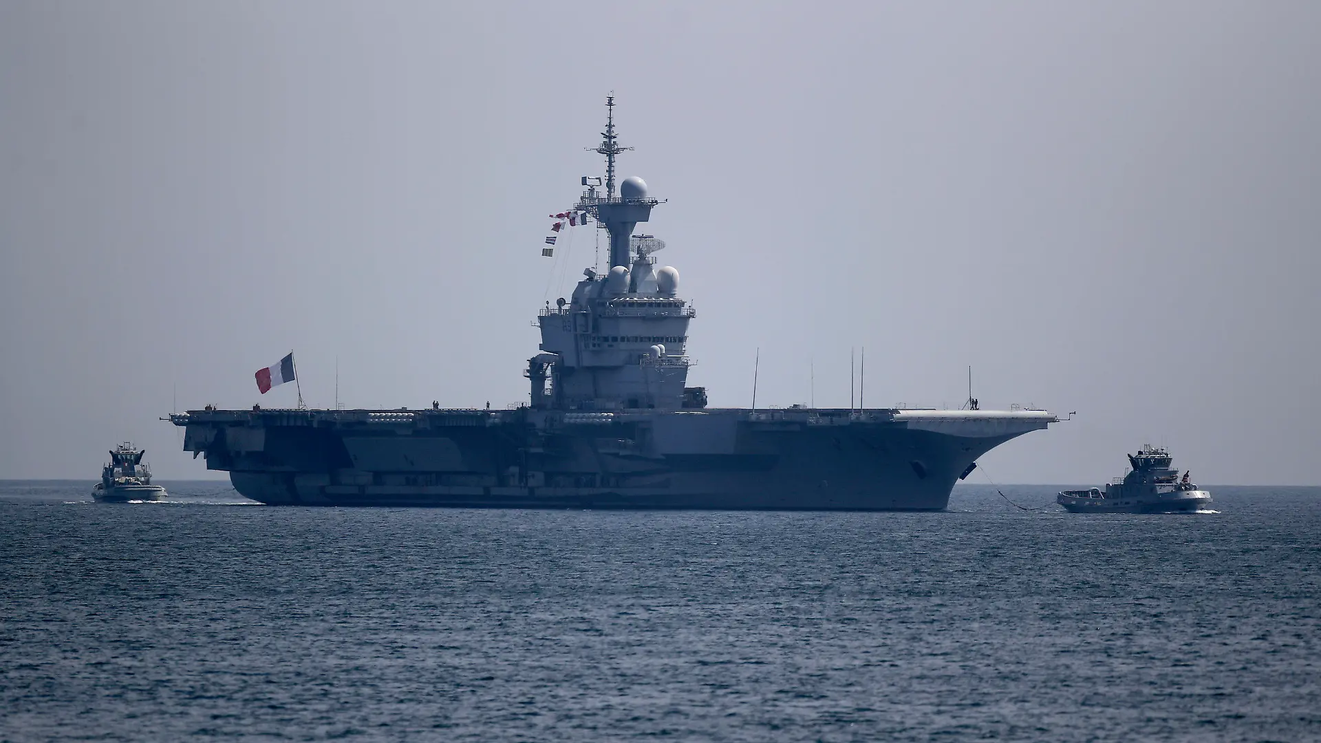 12.04.2020, Frankreich, Toulon: Der französische Flugzeugträger Charles de Gaulle erreicht die Bucht von Toulon. Das Verteidigungsministerium teilte in einer Erklärung mit, dass rund 40 Seeleute Symptome des neuartigen Coronavirus zeigten. Foto: Daniel Cole/AP/dpa +++ dpa-Bildfunk +++