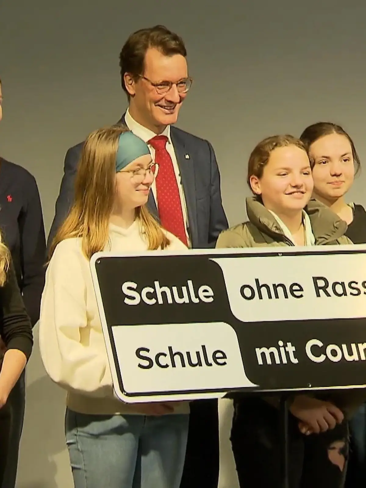 Seit vielen Jahren engagieren sich mehr als 4.000 Schulen in NRW gegen Ausgrenzung, Diskriminierung und Rassismus. Eine Gesamtschule im Münsterland erhält heute die Auszeichnung „Schule für Zivilcourage; Schule gegen Rassismus“. NRW-Ministerpräsident Hendrik Wüst übernimmt die Patenschaft für das Projekt. Er hält anlässlich der Auszeichnung eine Rede.