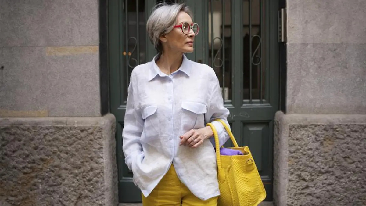 Frau in stylischem Sommer-Outfit mit gelber Statement-Handtasche.