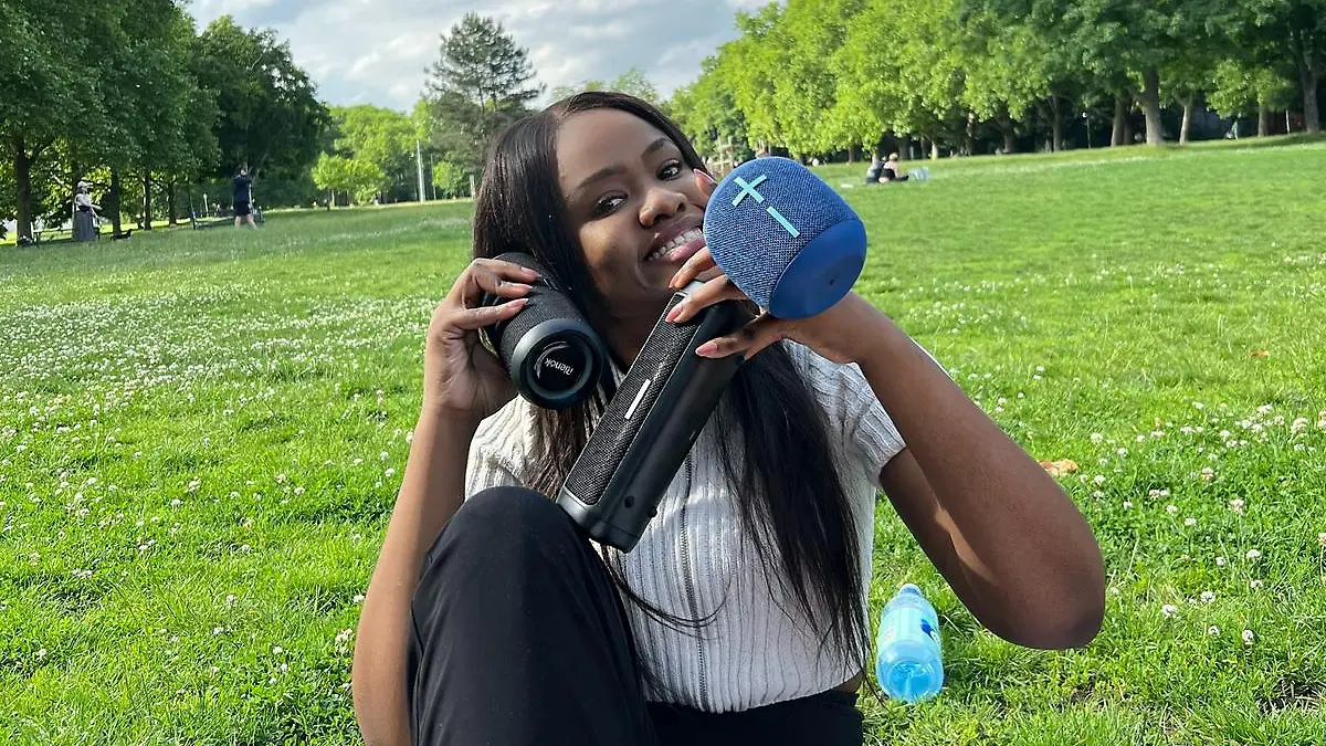 RTL-Reporterin hält Bluetooth-Lautsprecher in der Hand