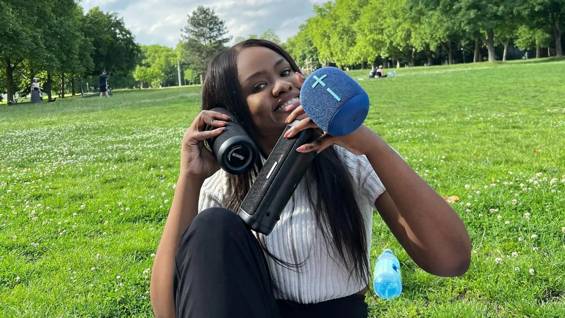 RTL-Reporterin hält Bluetooth-Lautsprecher in der Hand