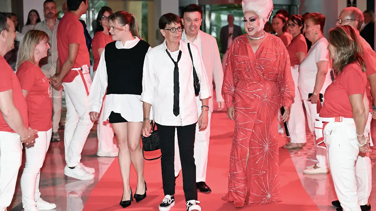 Stéphanie Monaco lässt sich in keine Schublade stecken, das zeigt die Prinzessin auch ber der „Fight Aids Gala” in Monaco.