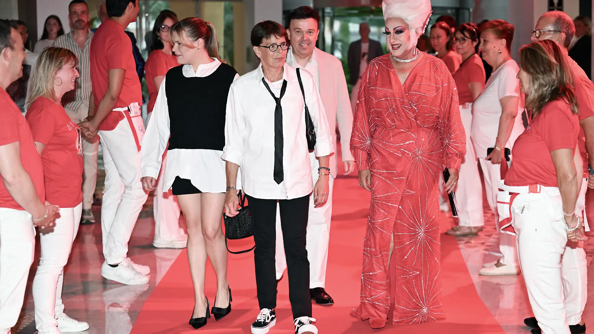 Stéphanie Monaco lässt sich in keine Schublade stecken, das zeigt die Prinzessin auch ber der „Fight Aids Gala” in Monaco.