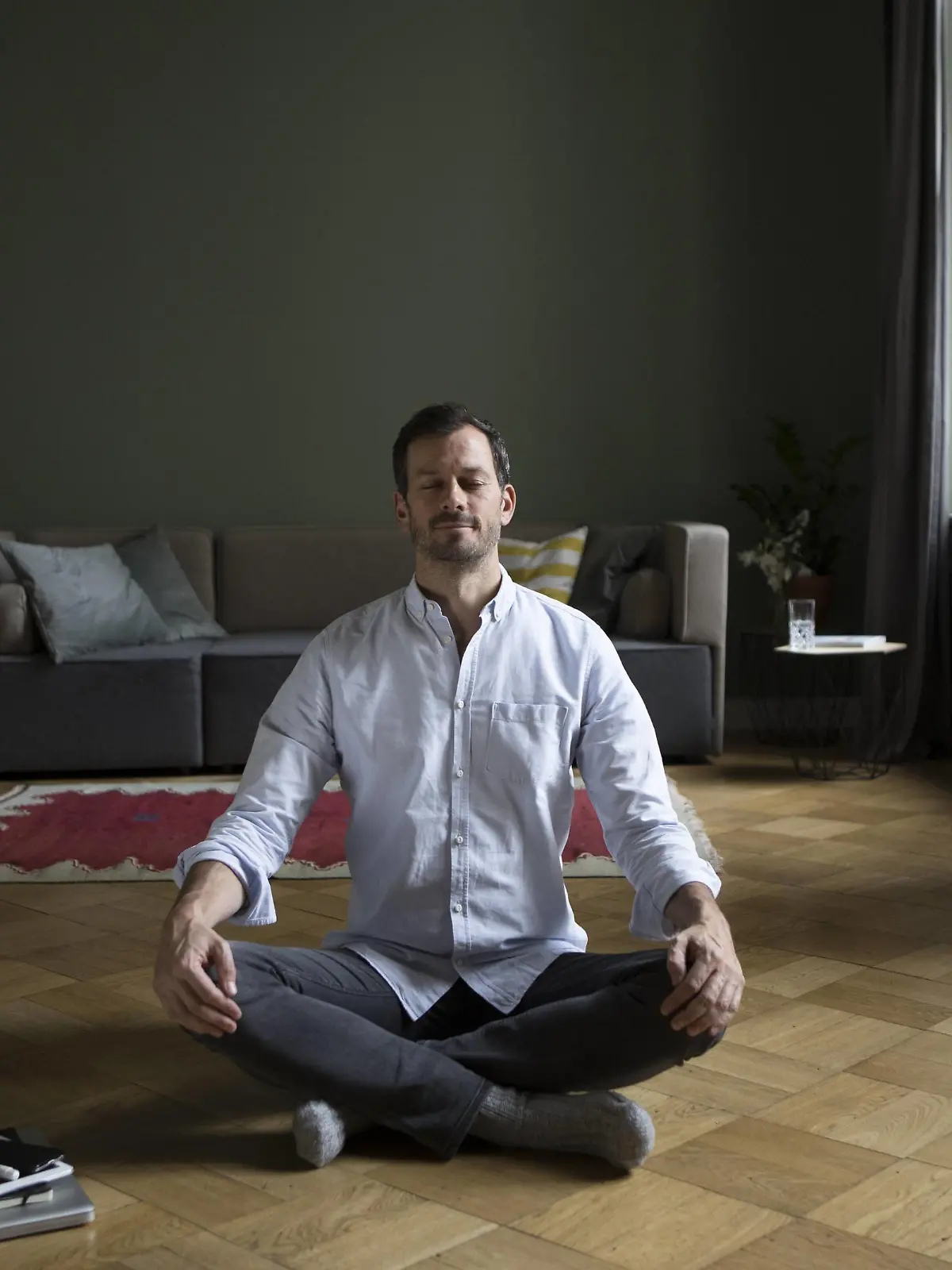 Man meditating on the floor at home model released Symbolfoto property released PUBLICATIONxINxGERxSUIxAUTxHUNxONLY RBF05486

Man meditating ON The Floor AT Home Model released Symbolic image Property released PUBLICATIONxINxGERxSUIxAUTxHUNxONLY RBF05486  