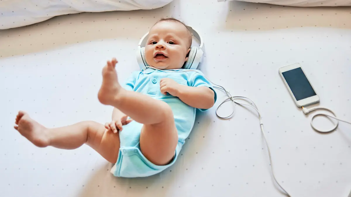 Baby hört Musik über Kopfhörer