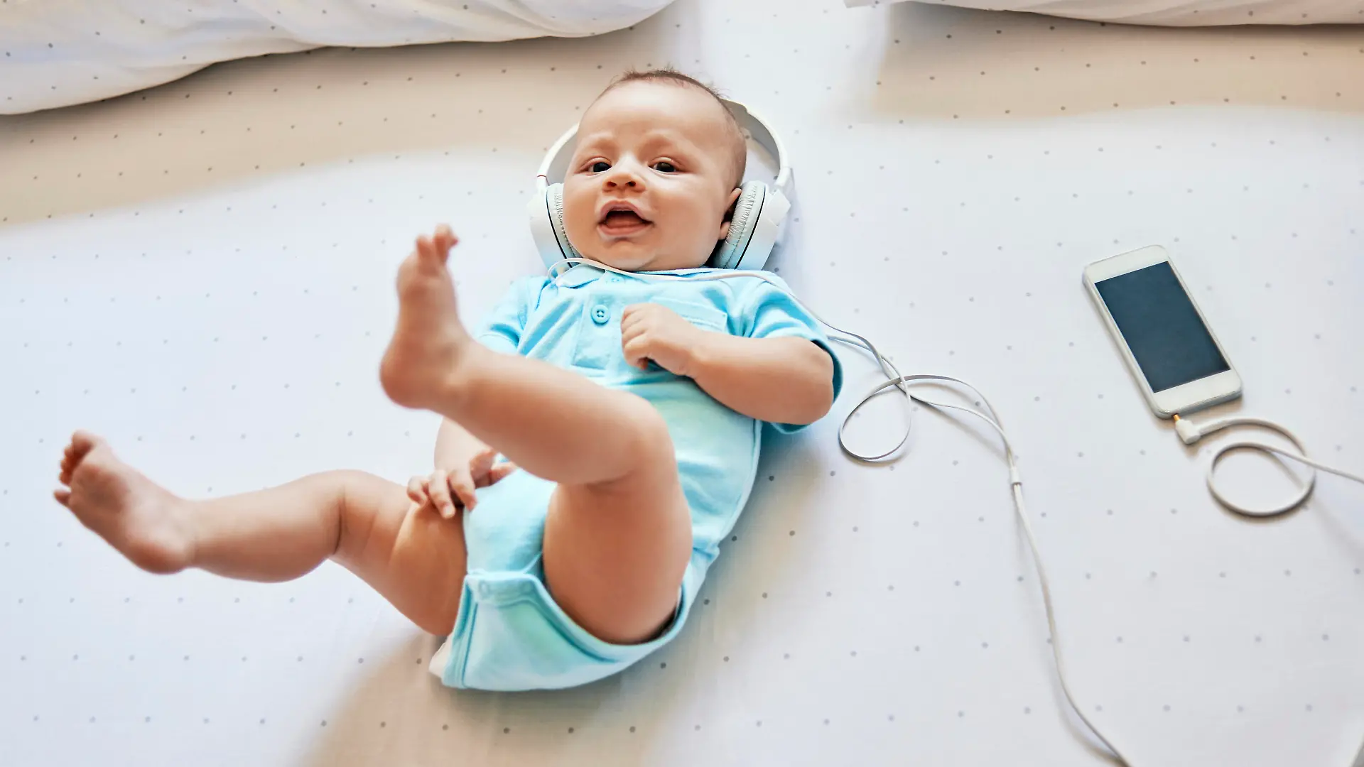Baby hört Musik über Kopfhörer