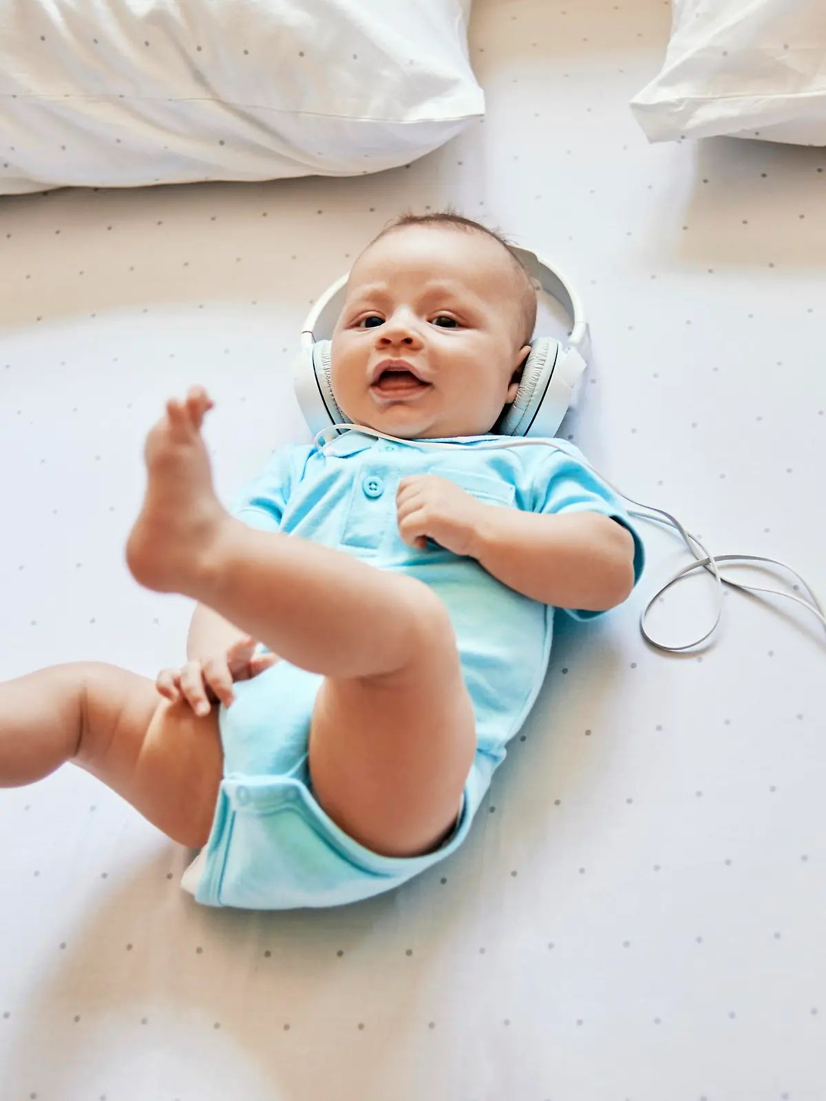 Baby hört Musik über Kopfhörer