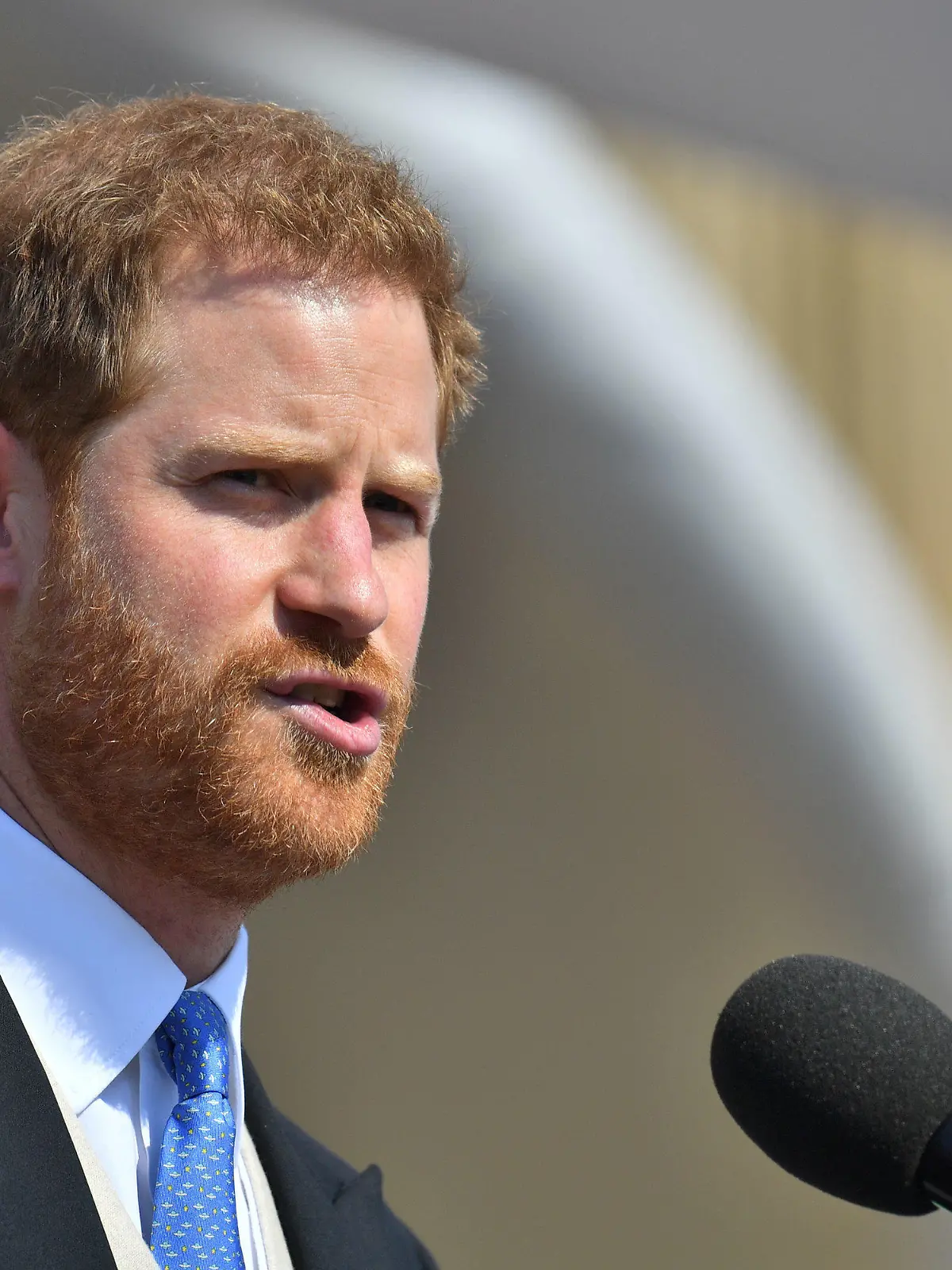 ARCHIV - 22.05.2018, Großbritannien, London: Prinz Harry, Herzog von Sussex, hält eine Rede während einer Gartenparty im Buckingham-Palast. Nach dem Rückzug von seinen royalen Verpflichtungen hat der britische Prinz Harry (35) mit einer Rede bei einem Bank-Event in den USA Spekulationen über sein künftiges Einkommen ausgelöst. Foto: Dominic Lipinski/PA Wire/dpa +++ dpa-Bildfunk +++