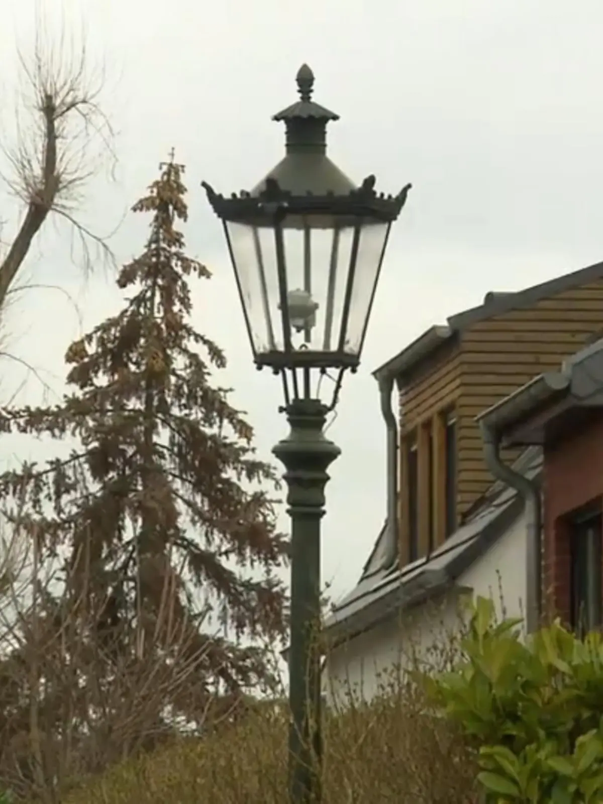 Wenn ein Haus neu gebaut wird, muss es unter anderem an die Kanalisation und ans Stromnetz angeschlossen werden. Das kann richtig teuer werden. Grundstückseigentümer in NRW sollen bald deutlich länger als bisher zur Kasse gebeten werden. Grund: Erschließungsbeiträge für fertiggestellte Straßen und andere Infrastruktur sollen zwanzig statt wie aktuell zehn Jahre lang eingefordert werden können.