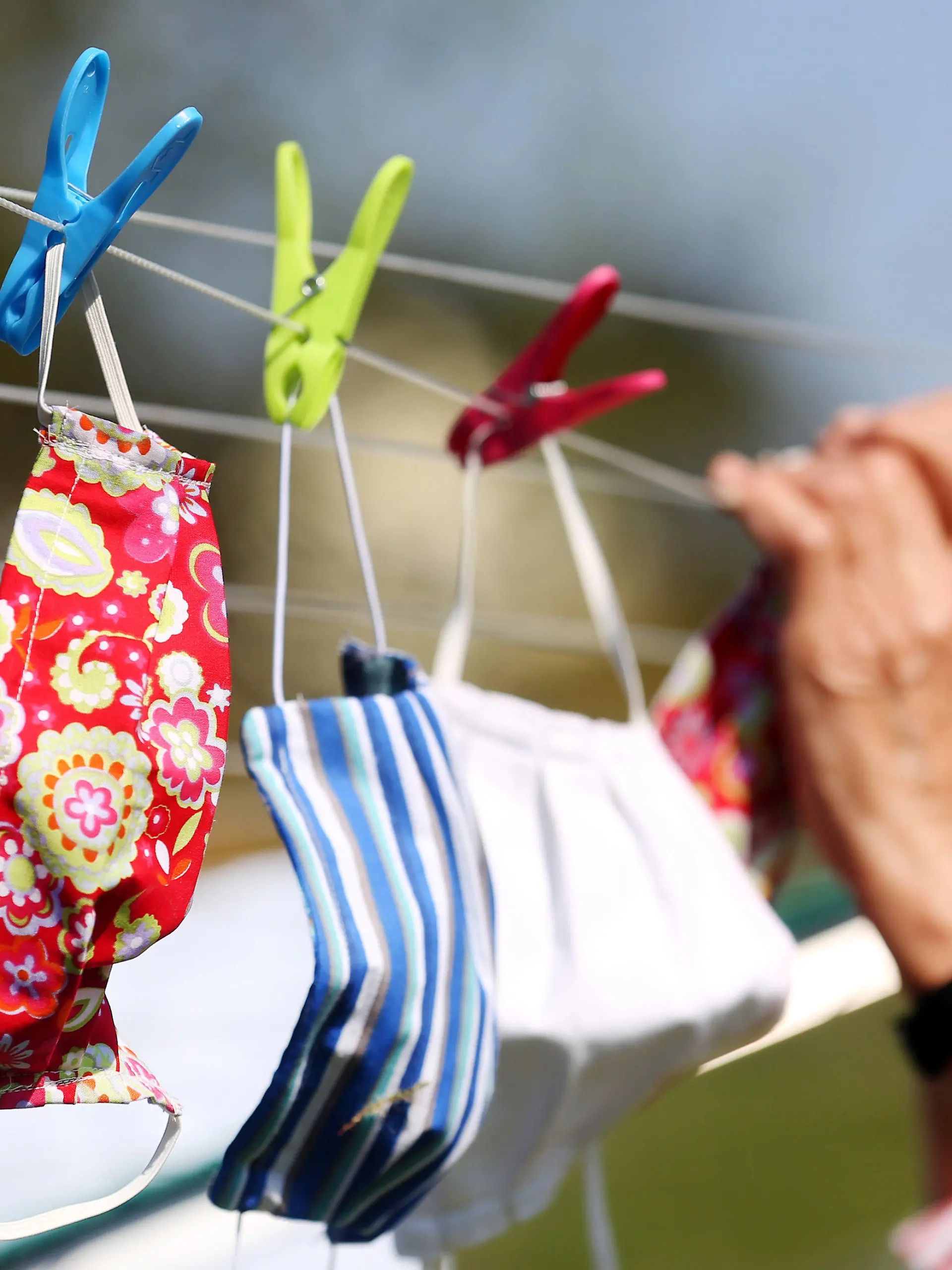 08.04.2020, Nordrhein-Westfalen, Mülheim: Ihre selbstgenähten Mundschutzmasken hängt die 79-jährige Rentnerin Inge Vincents nach der 60 Grad Wäsche zum trocknen auf. Das Tragen der Schutzmasken ist in NRW zwar keine Pflicht, die ältere Dame fühlt sich damit aber wohler. Foto: Roland Weihrauch/dpa +++ dpa-Bildfunk +++