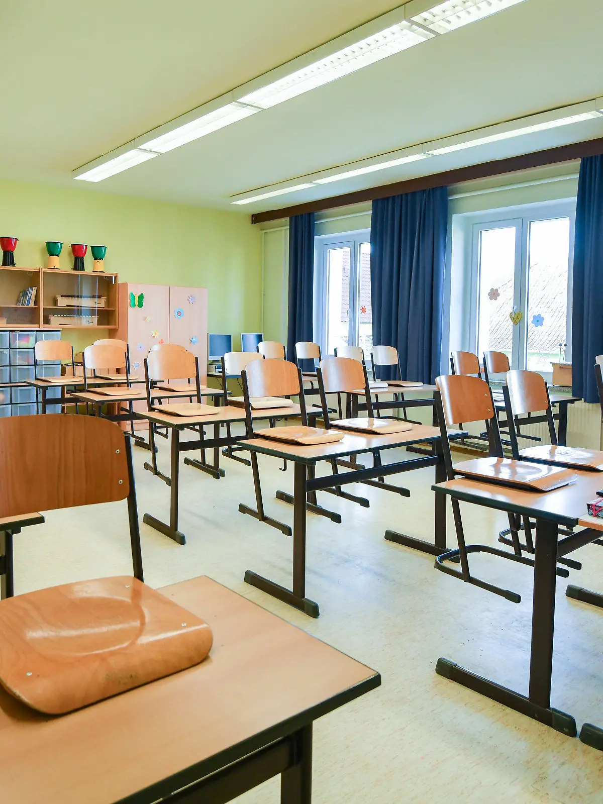 16.03.2020, Brandenburg, Frankfurt (Oder): In einem leeren Unterrichtsraum an einer Grundschule sind die Stühle auf einen Tisch gestellt. Auch in Brandenburg wird wegen der Corona-Krise die Schließung von Kitas und Schulen vorbereitet. Ab Mittwoch wird kein regulärer Betrieb mehr stattfinden. Foto: Patrick Pleul/dpa-Zentralbild/dpa +++ dpa-Bildfunk +++
