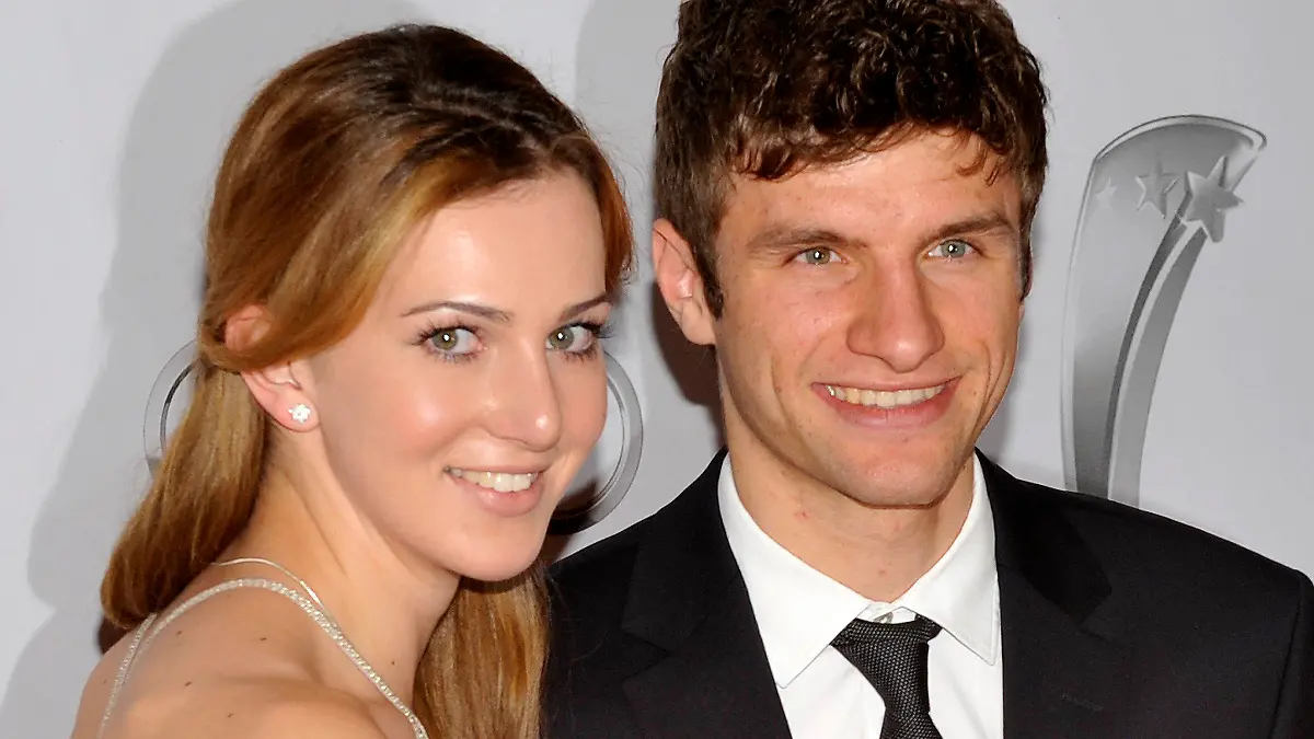 Der Fußballprofi Thomas Müller vom FC Bayern und seine Frau Lisa kommen am Samstag (23.10.2010) in München (Oberbayern) zur Gala anlässlich der Verleihung des "Audi Generation Award 2010". Der Preis wird an junge Talente mit herausragenden Leistungen und beispielhaftem Umgang mit den großen Erfolgen, die sie bereits erreicht haben, verliehen. Foto: Ursula Düren dpa/lby  +++(c) dpa - Bildfunk+++