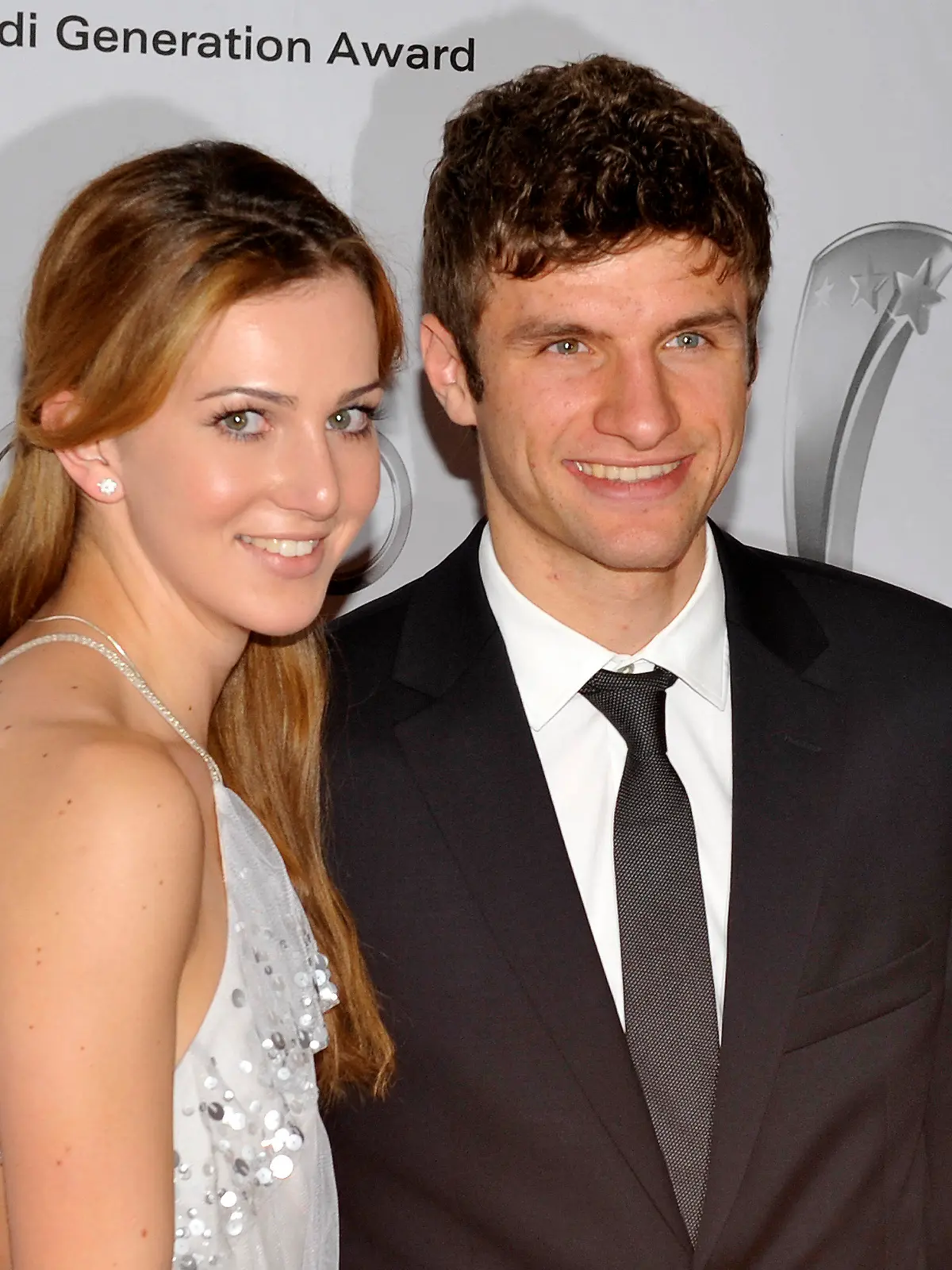 Der Fußballprofi Thomas Müller vom FC Bayern und seine Frau Lisa kommen am Samstag (23.10.2010) in München (Oberbayern) zur Gala anlässlich der Verleihung des "Audi Generation Award 2010". Der Preis wird an junge Talente mit herausragenden Leistungen und beispielhaftem Umgang mit den großen Erfolgen, die sie bereits erreicht haben, verliehen. Foto: Ursula Düren dpa/lby  +++(c) dpa - Bildfunk+++