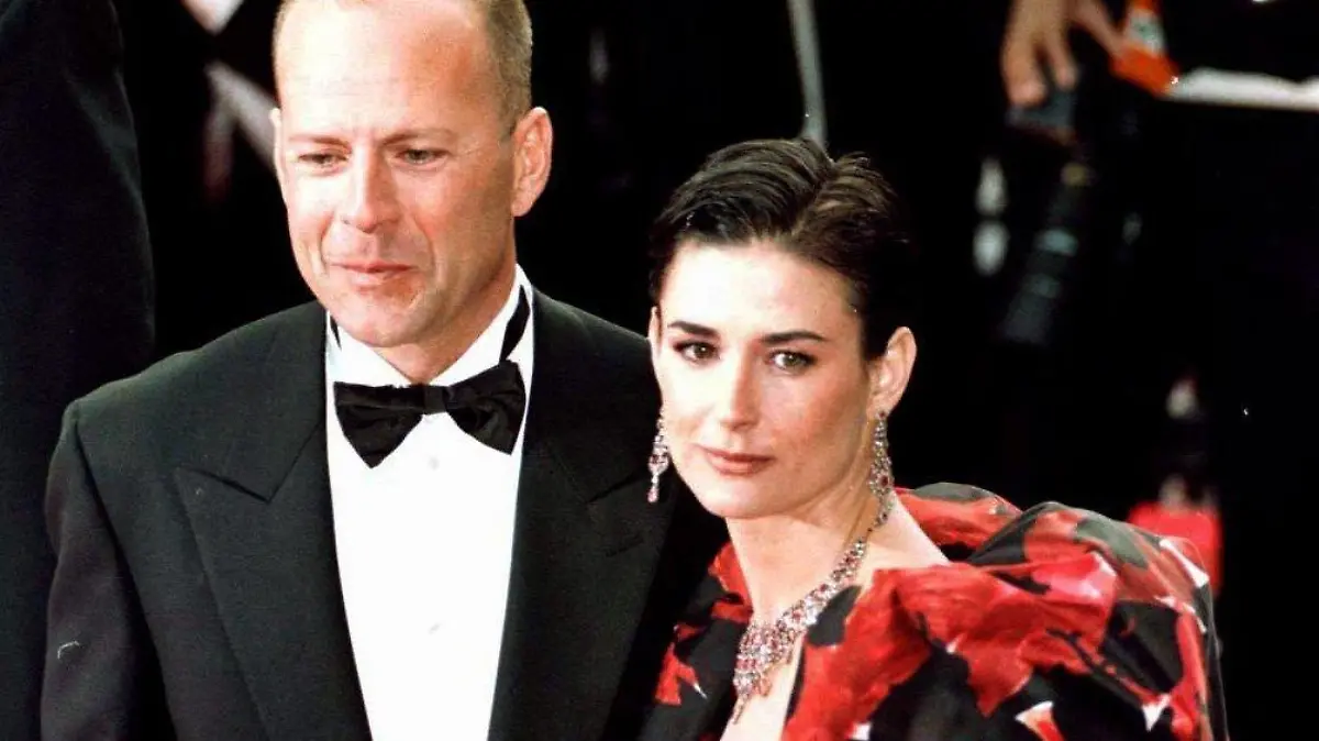 ARCHIV - 07.05.1997, ---: Das damalige Schauspielerehepaar Demi Moore und Bruce Willis bei den 50. Filmfestspielen. (zu dpa "Hollywoods schönste Glatze - Actionstar Bruce Willis wird 65") Foto: Munns/Press Association/dpa +++ dpa-Bildfunk +++